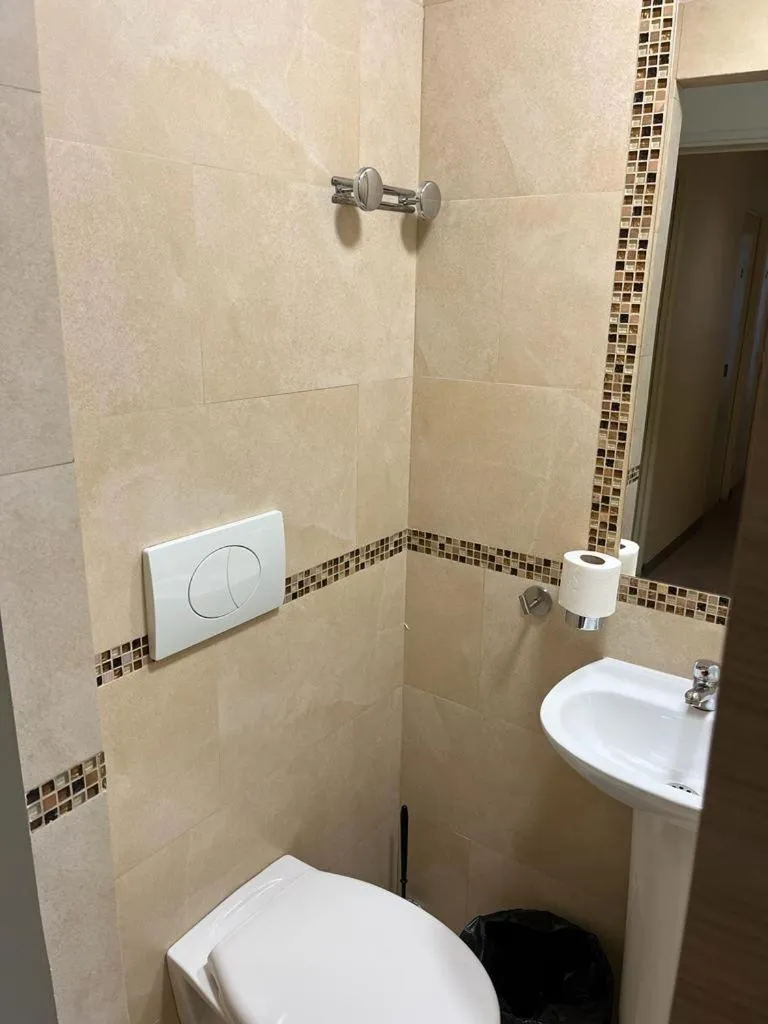 Toilet in Hôtel Lyonnais