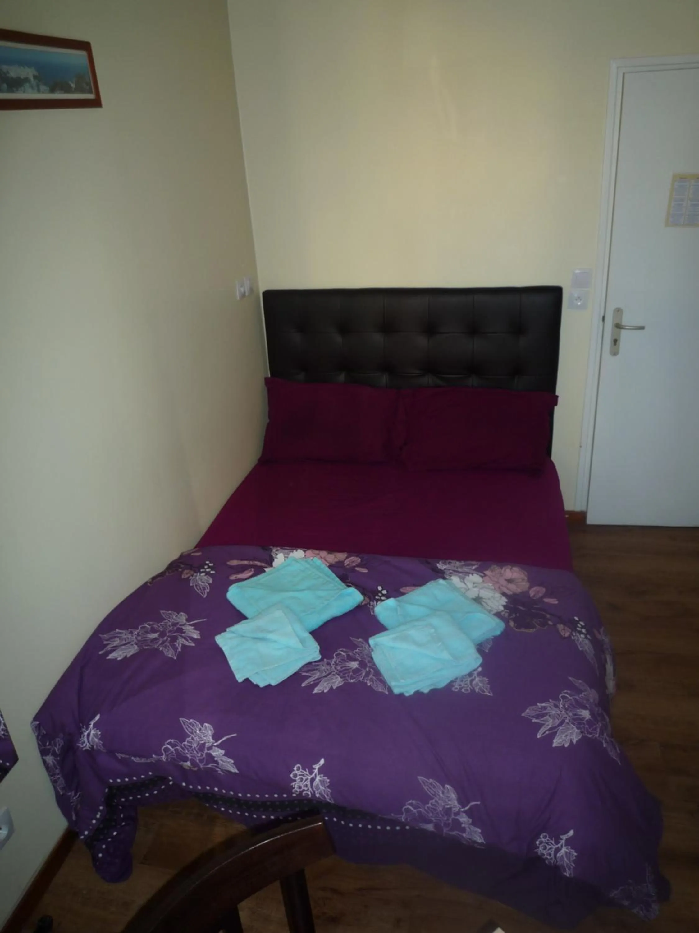 Bed in Hôtel Lyonnais