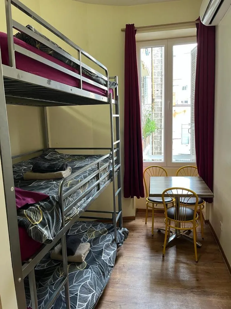 bunk bed, Bed in Hôtel Lyonnais