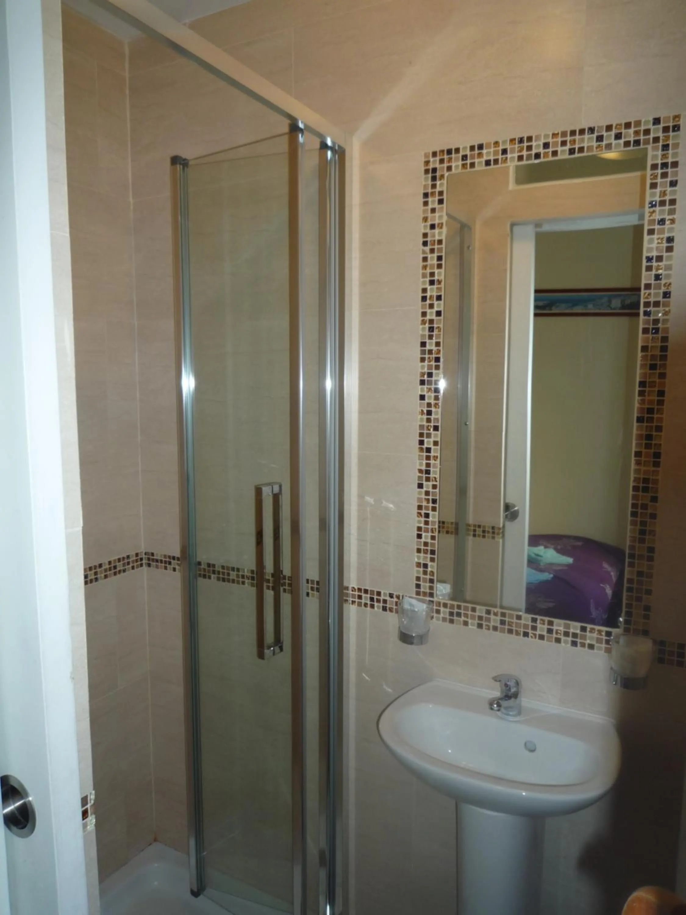 Bathroom in Hôtel Lyonnais