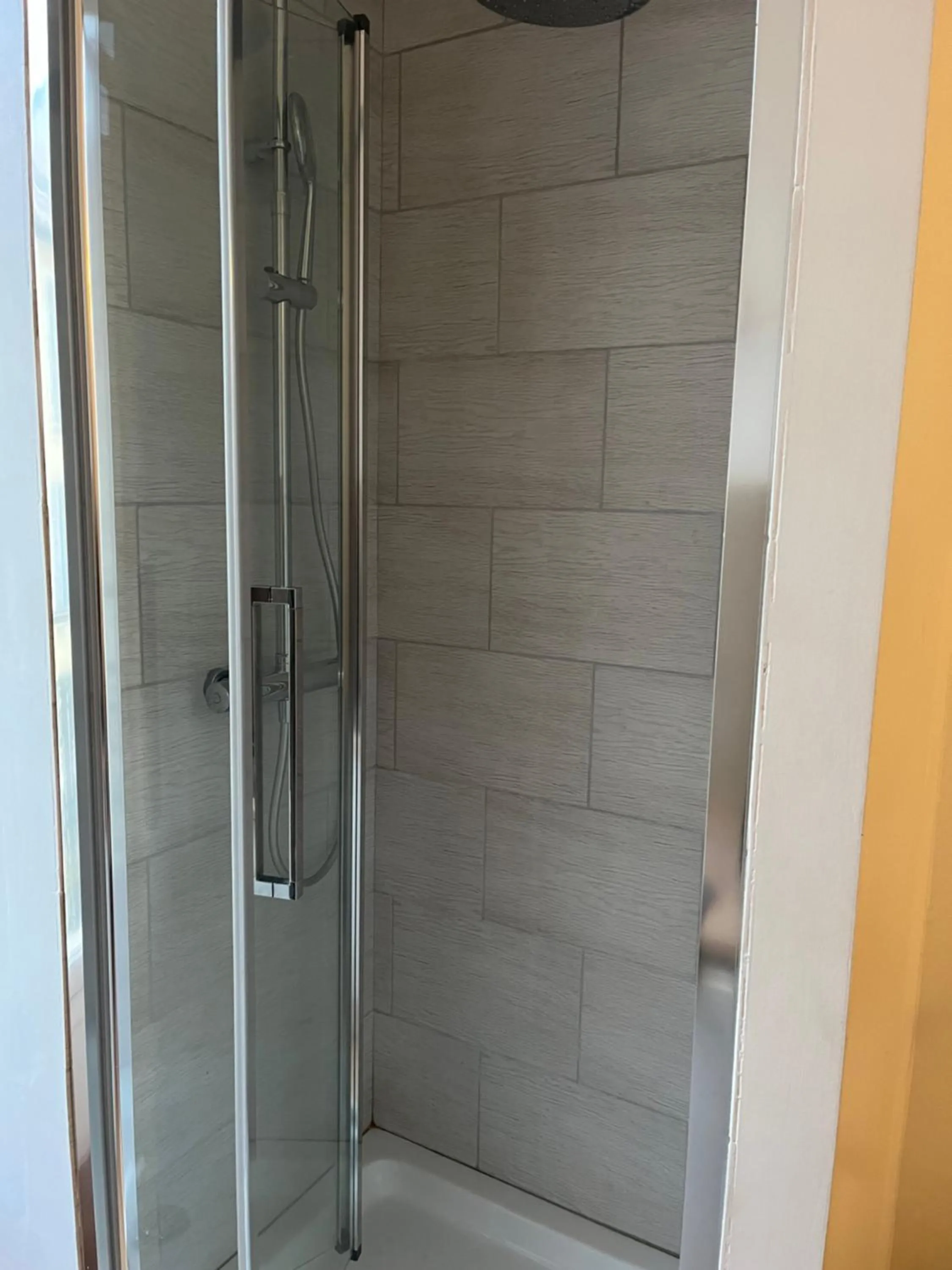 Shower in Hôtel Lyonnais