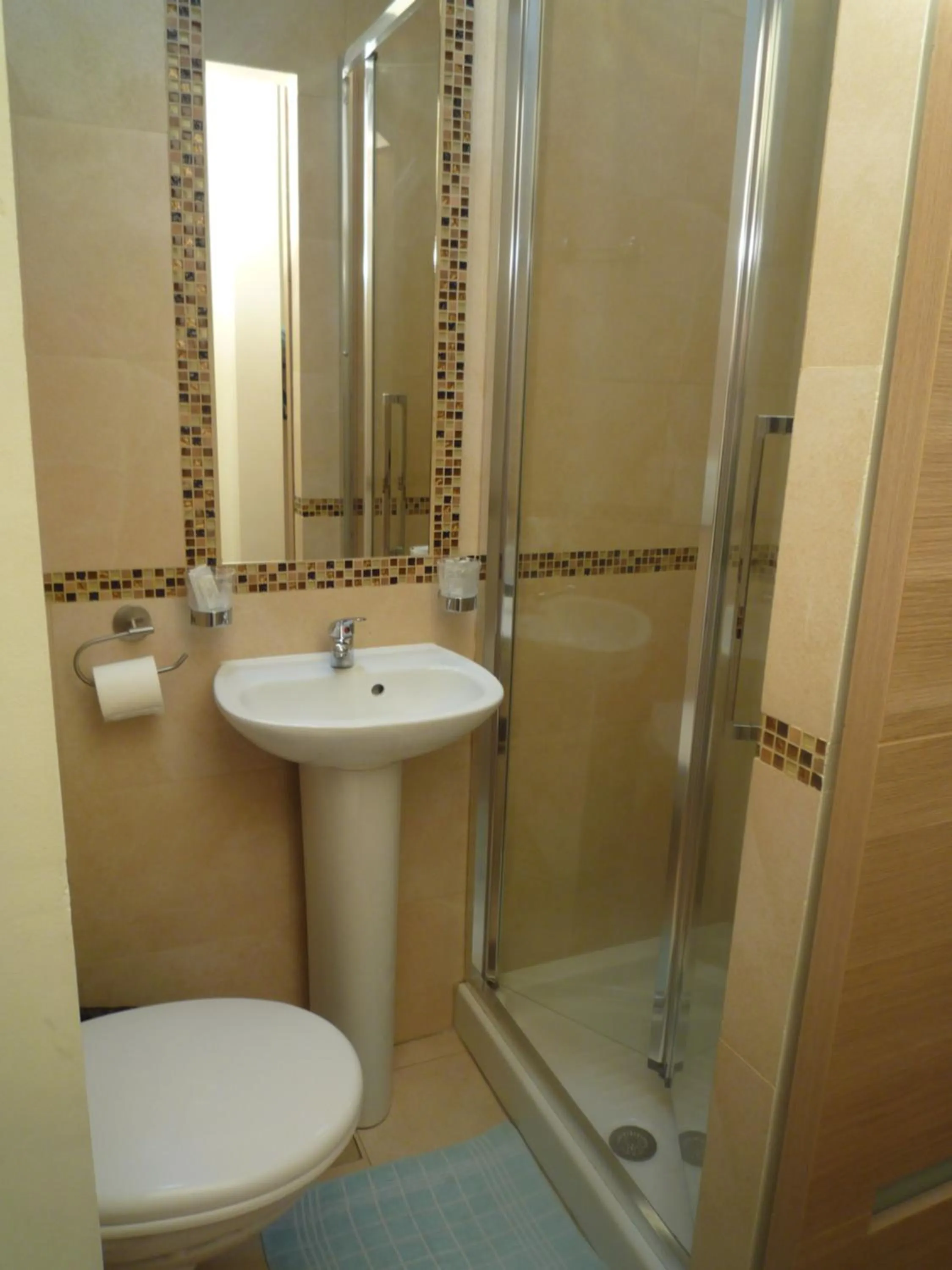 Bathroom in Hôtel Lyonnais