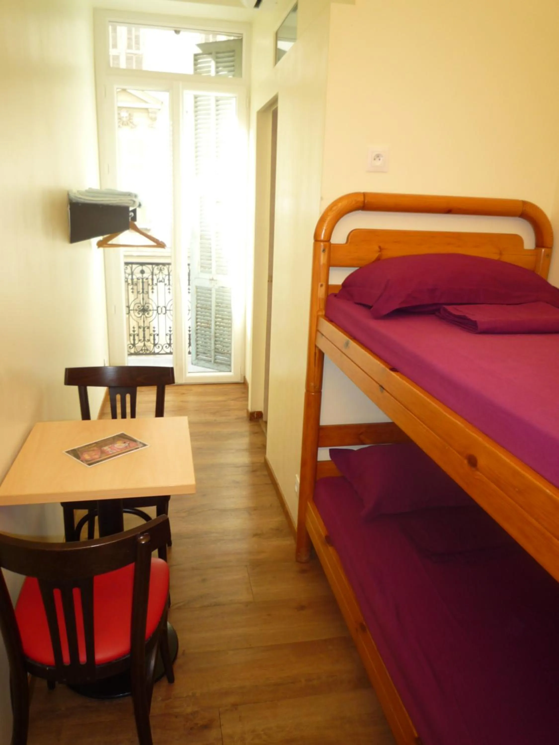 bunk bed, Bed in Hôtel Lyonnais
