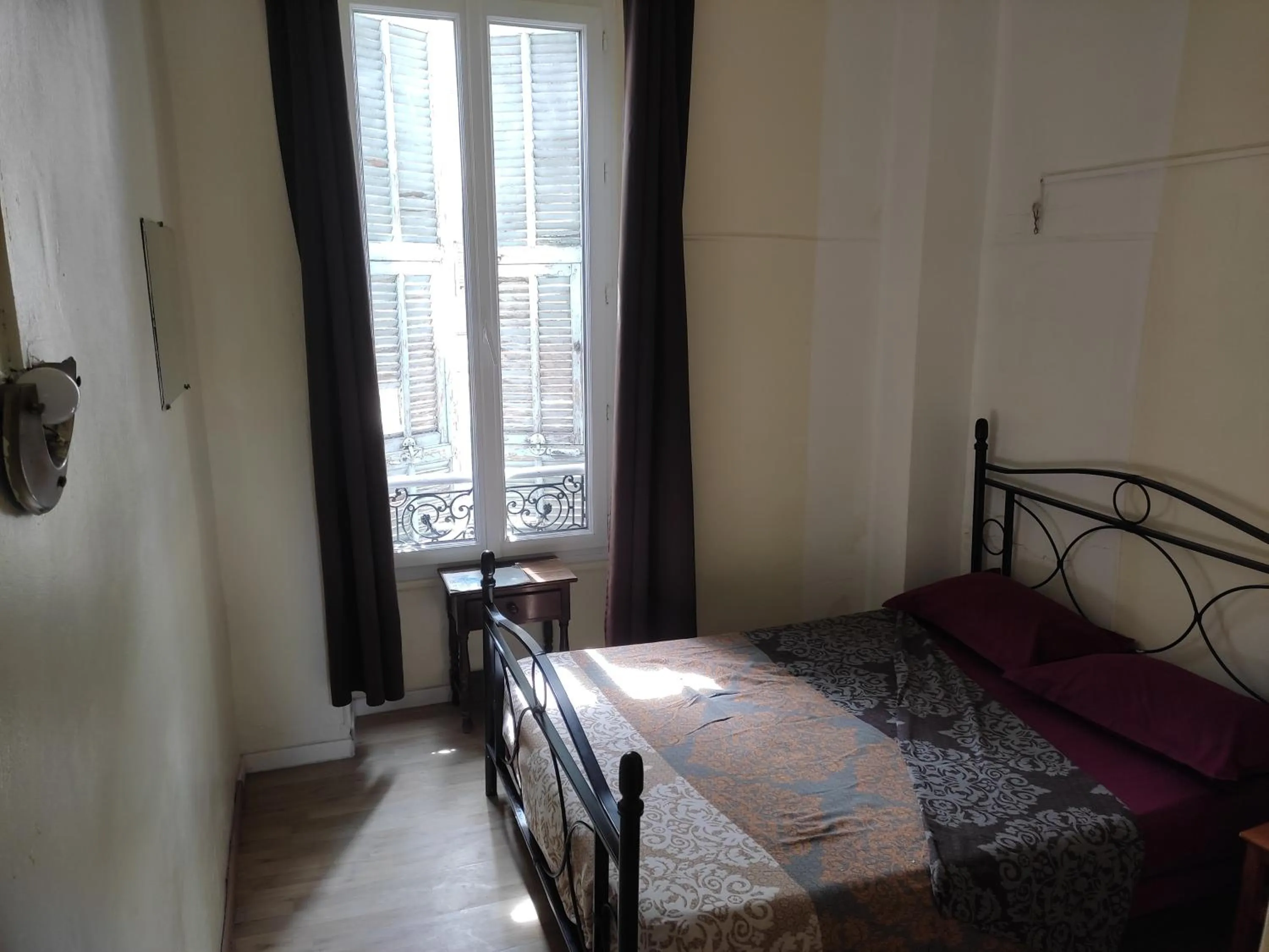 Bed in Hôtel Lyonnais