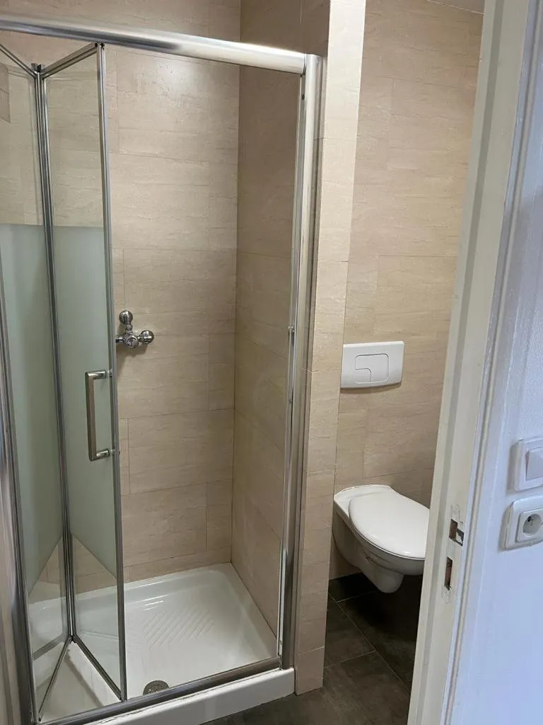 Shower in Hôtel Lyonnais