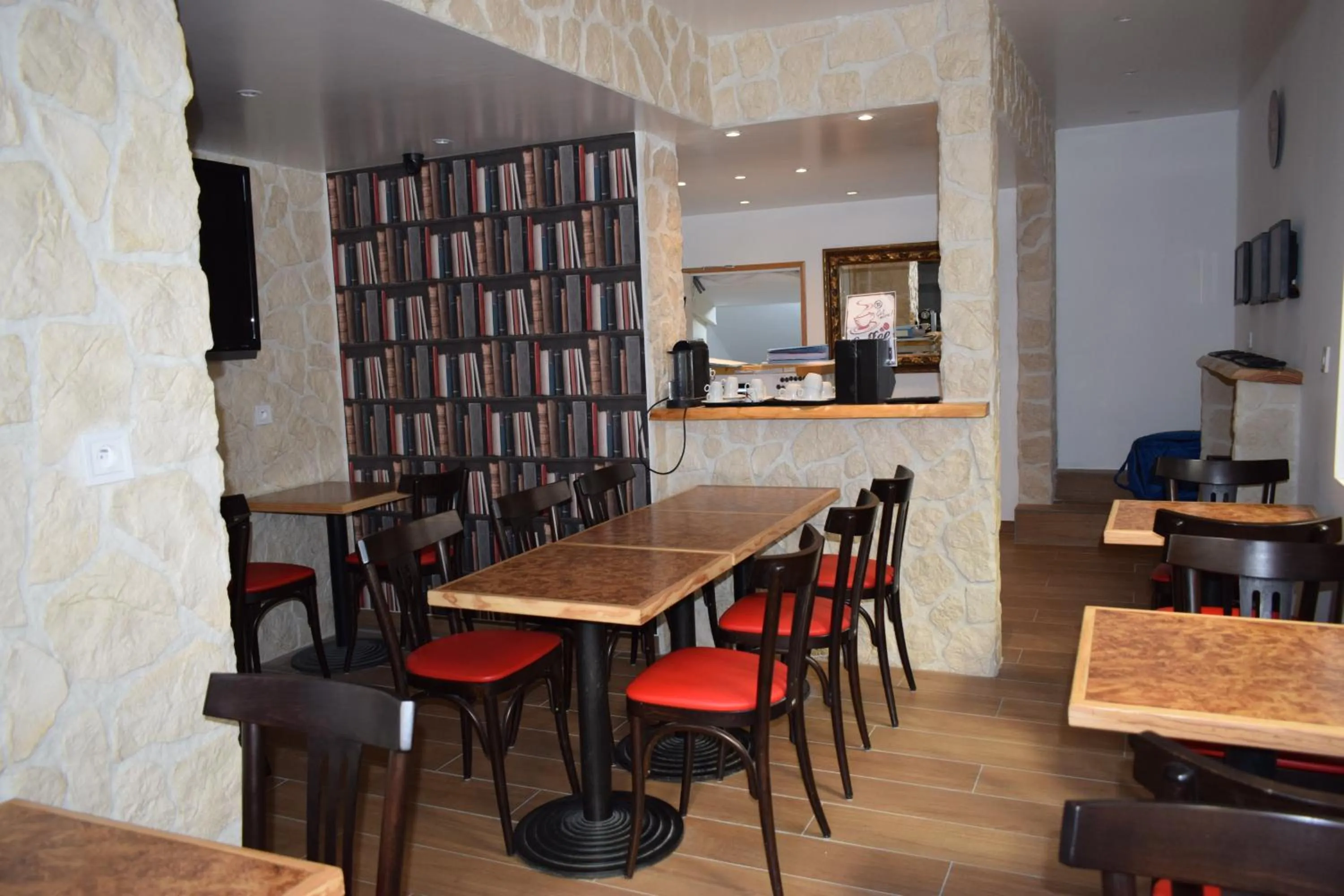 Communal lounge/ TV room in Hôtel Lyonnais