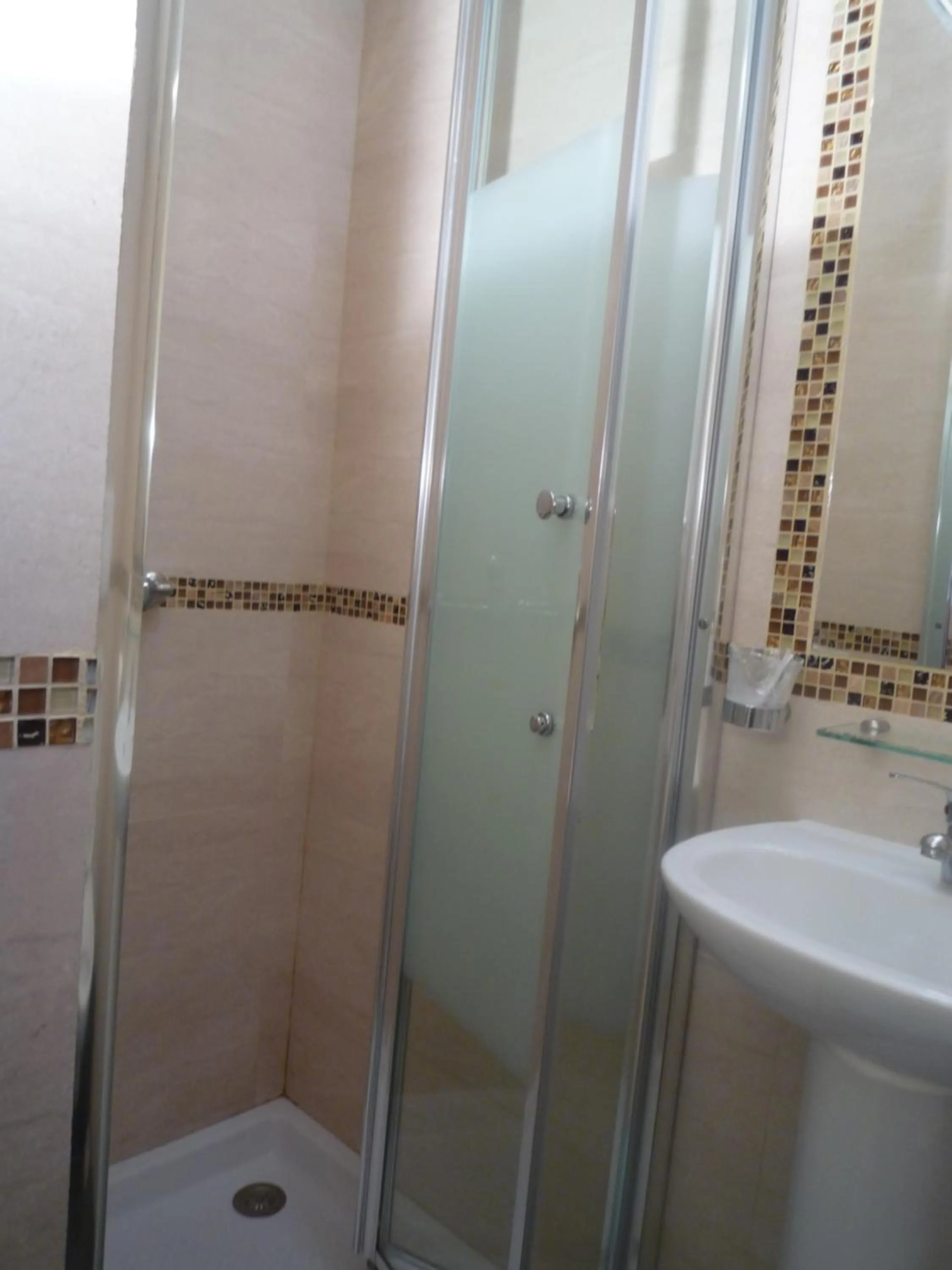 Bathroom in Hôtel Lyonnais