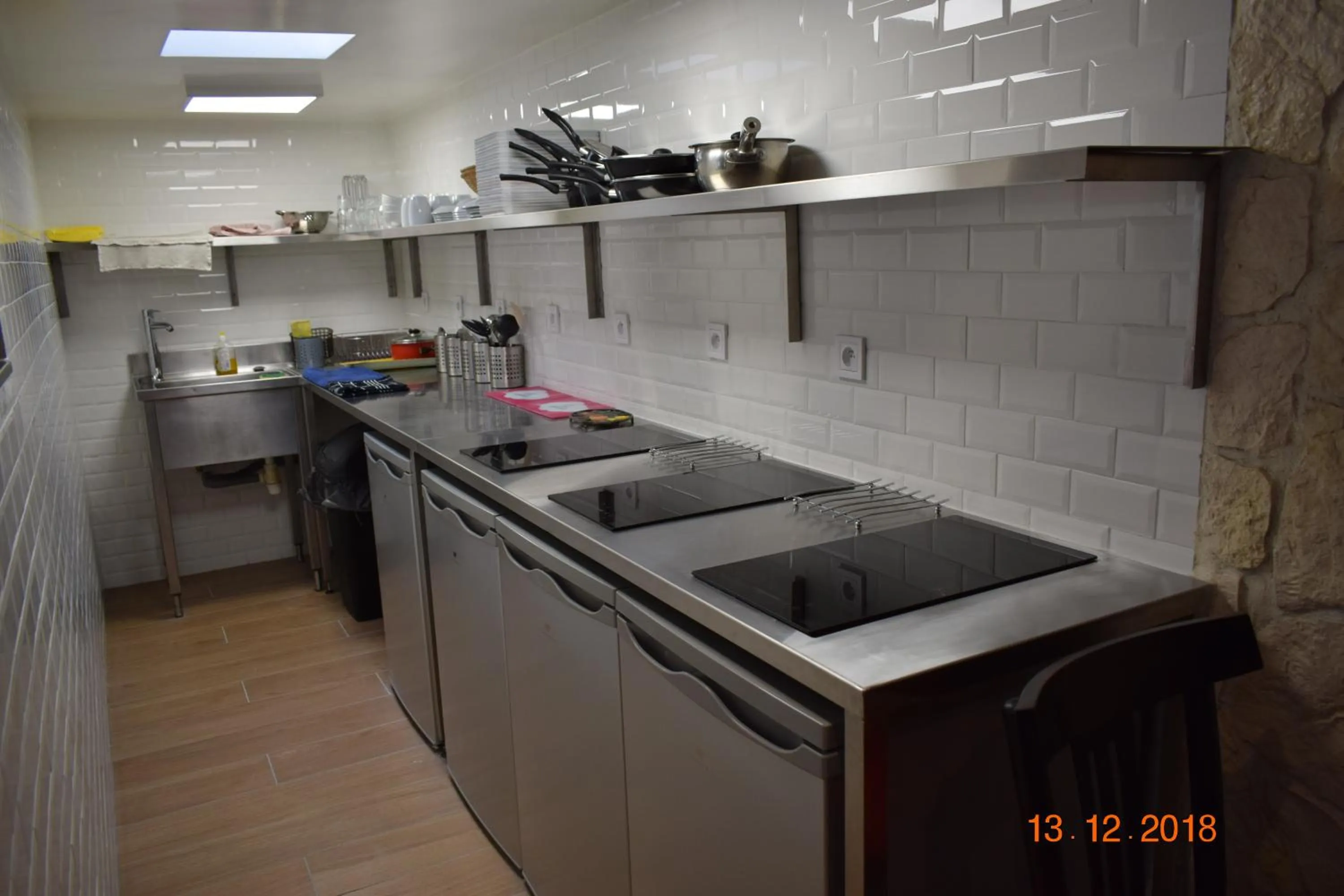 Communal kitchen in Hôtel Lyonnais