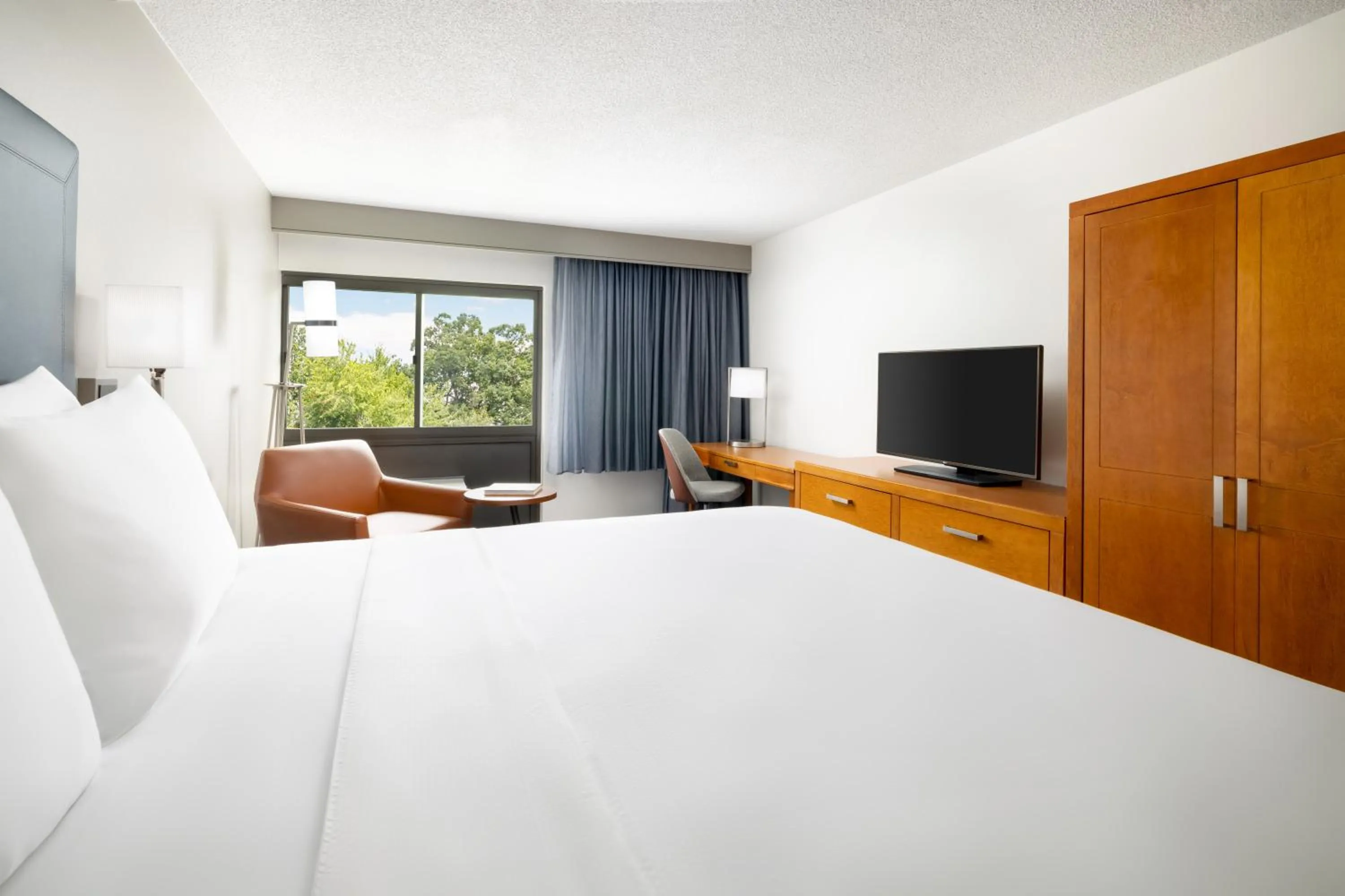 Bedroom, Bed in Courtyard Montvale