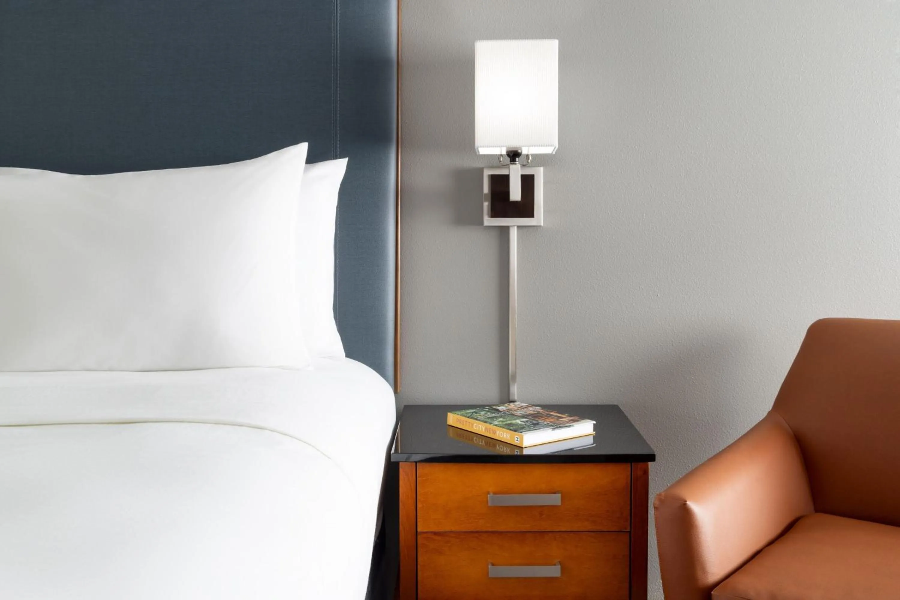 Photo of the whole room, Bed in Courtyard Montvale