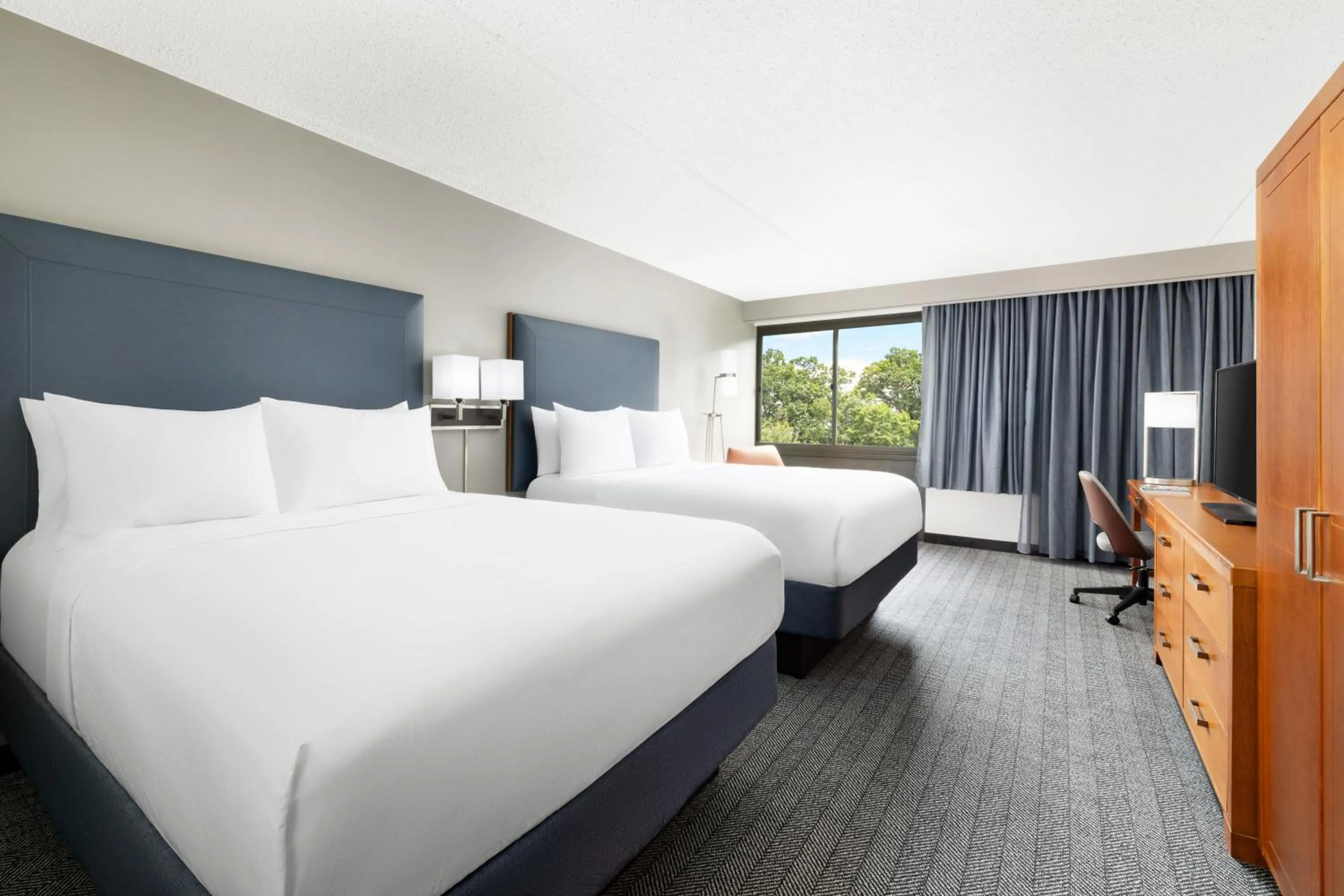 Bedroom, Bed in Courtyard Montvale