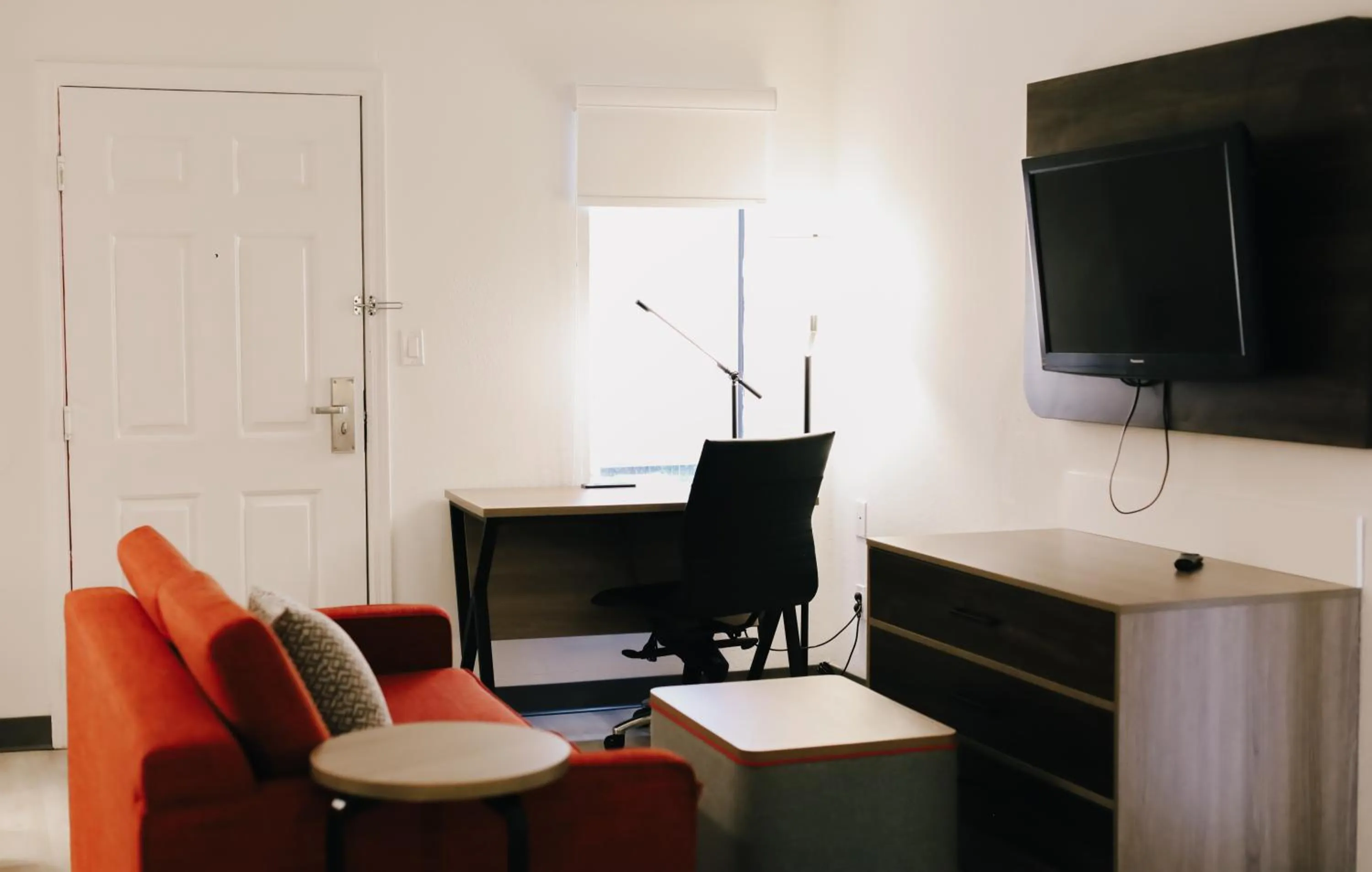 Seating area in Hawthorn Suites by Wyndham Tinton Falls
