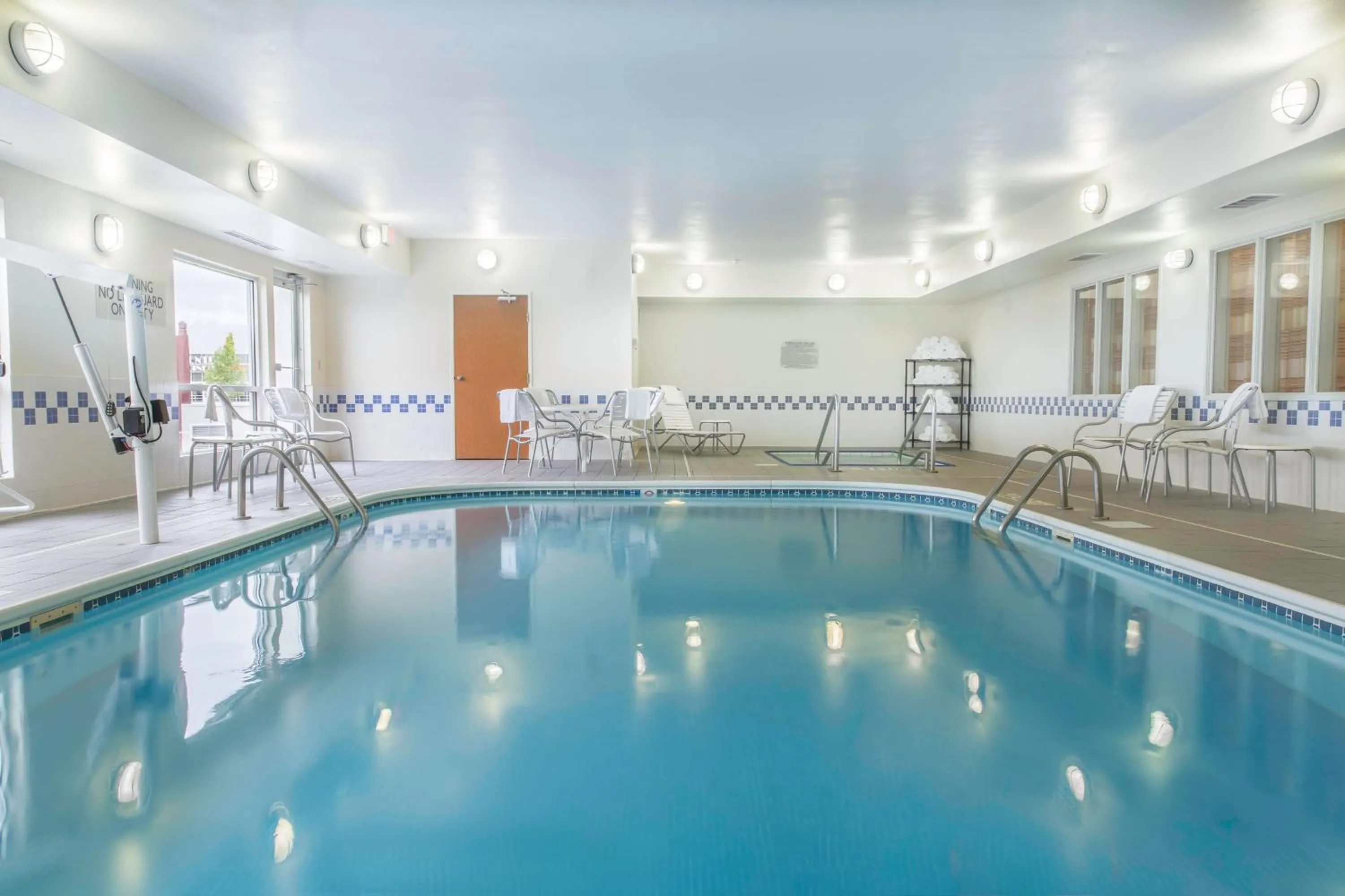 Swimming pool in Fairfield Inn & Suites Fargo