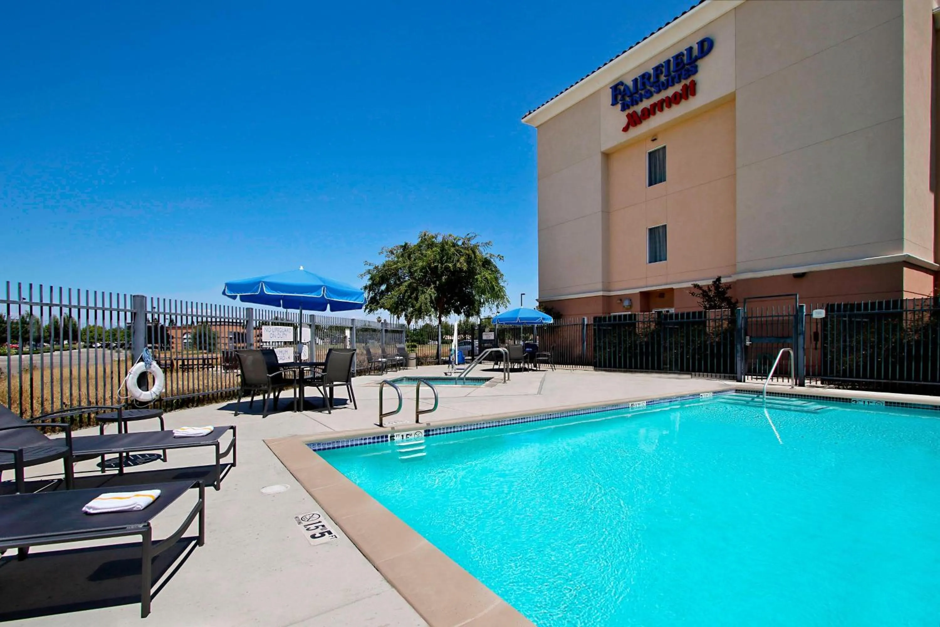 Swimming pool in Fairfield Inn & Suites Fresno Clovis