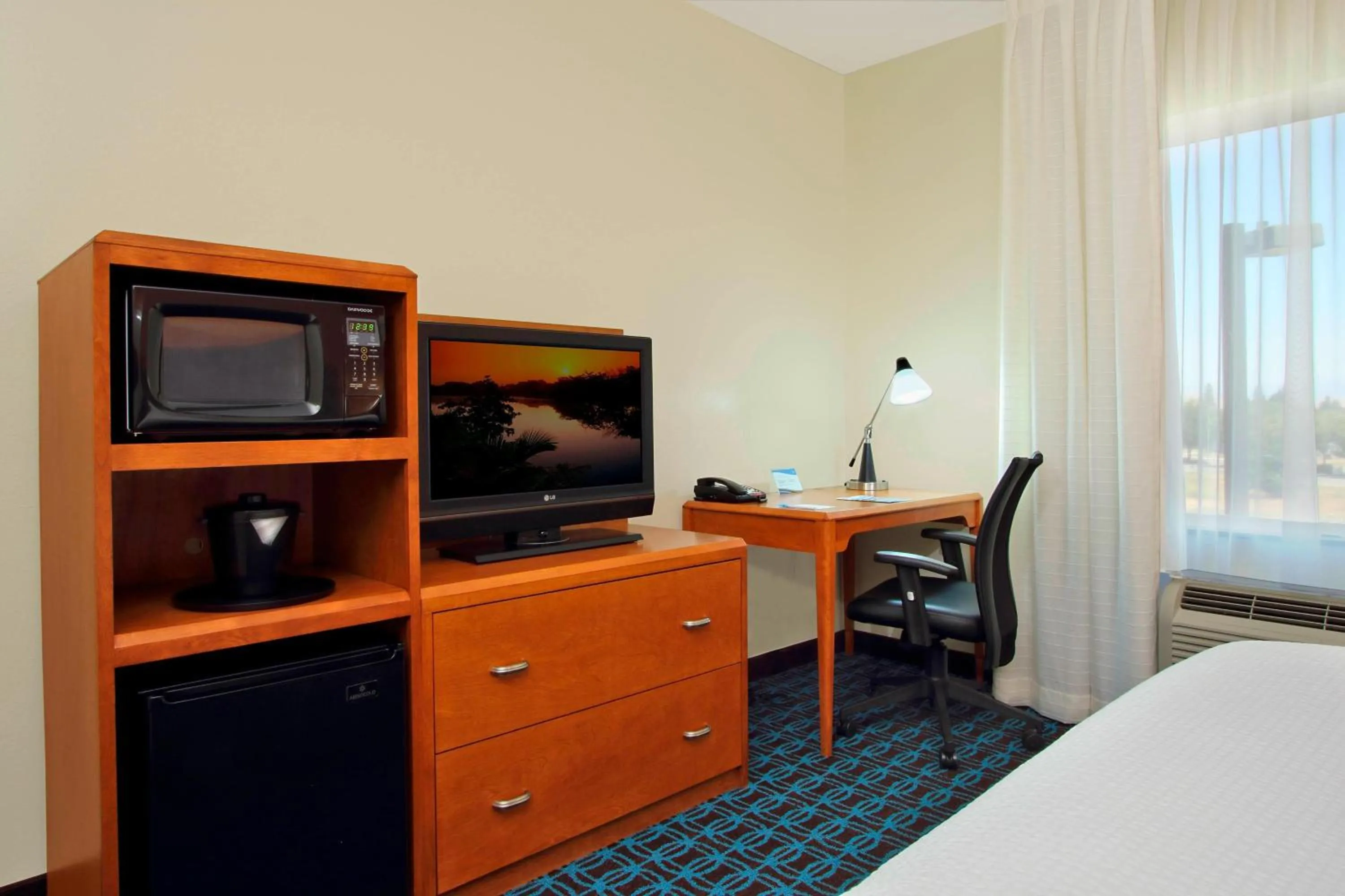 Photo of the whole room, Bed in Fairfield Inn & Suites Fresno Clovis