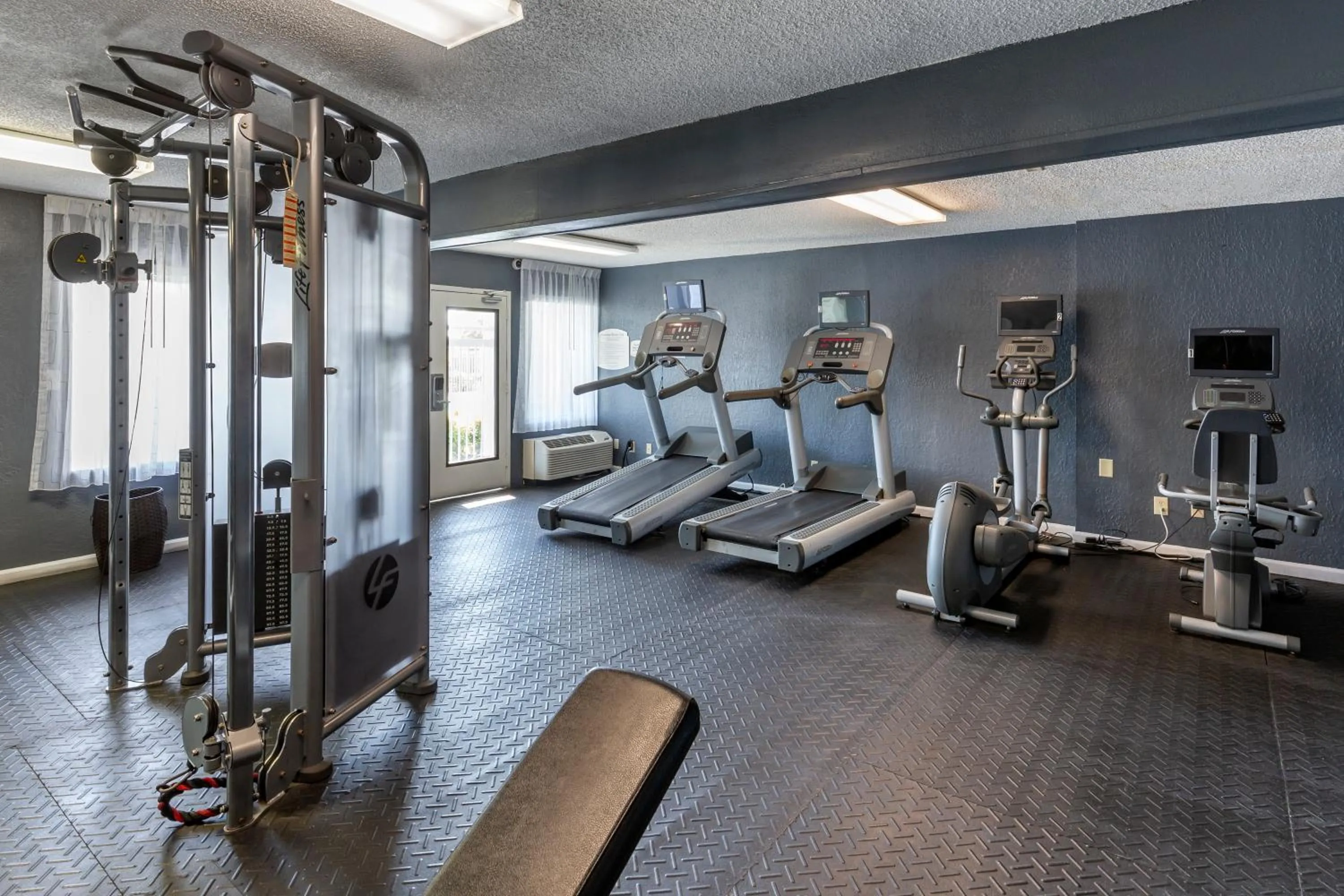 Fitness centre/facilities in Quality Inn Fayetteville near Fort Bragg