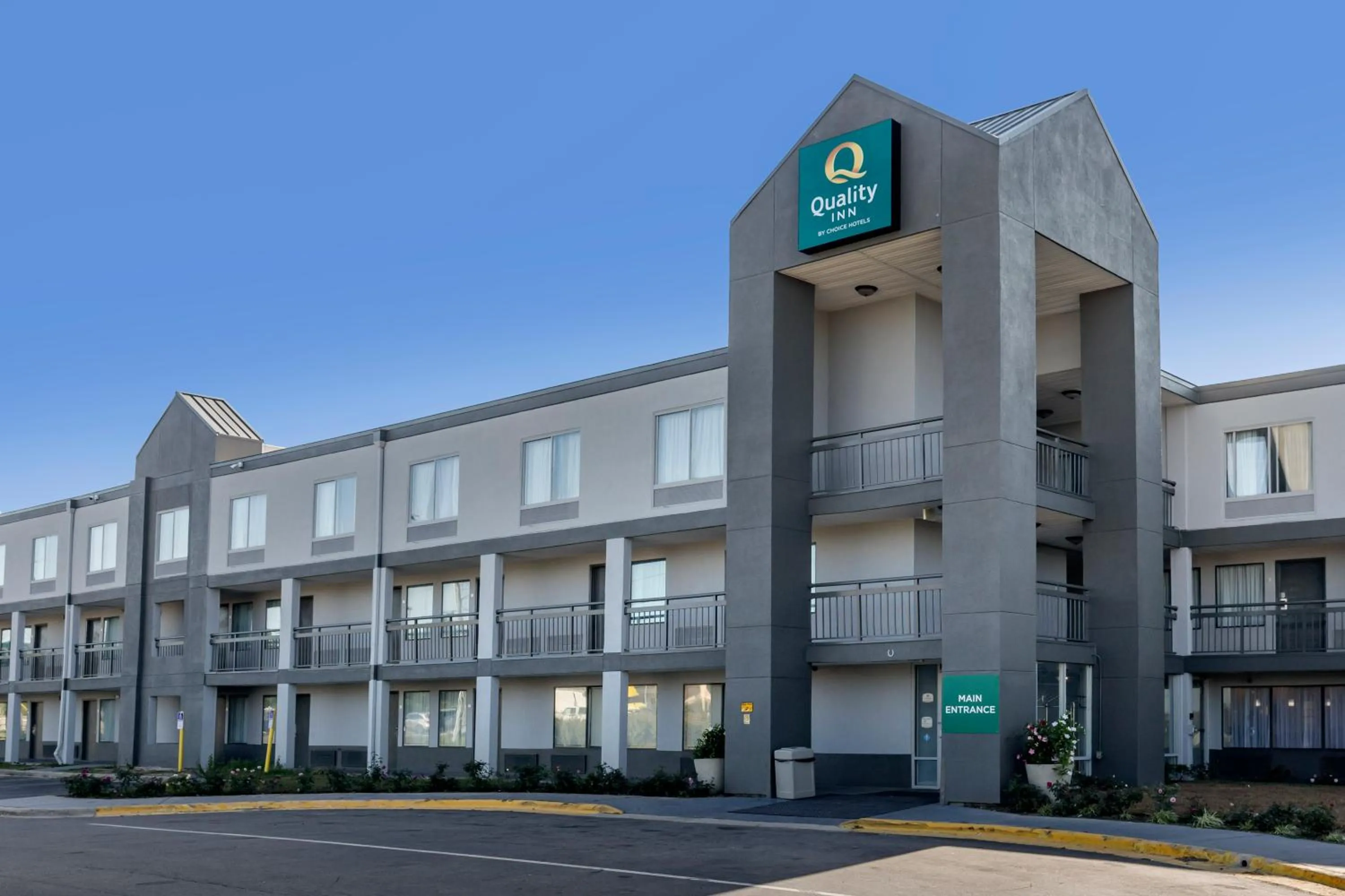 Property building in Quality Inn Fayetteville near Fort Bragg
