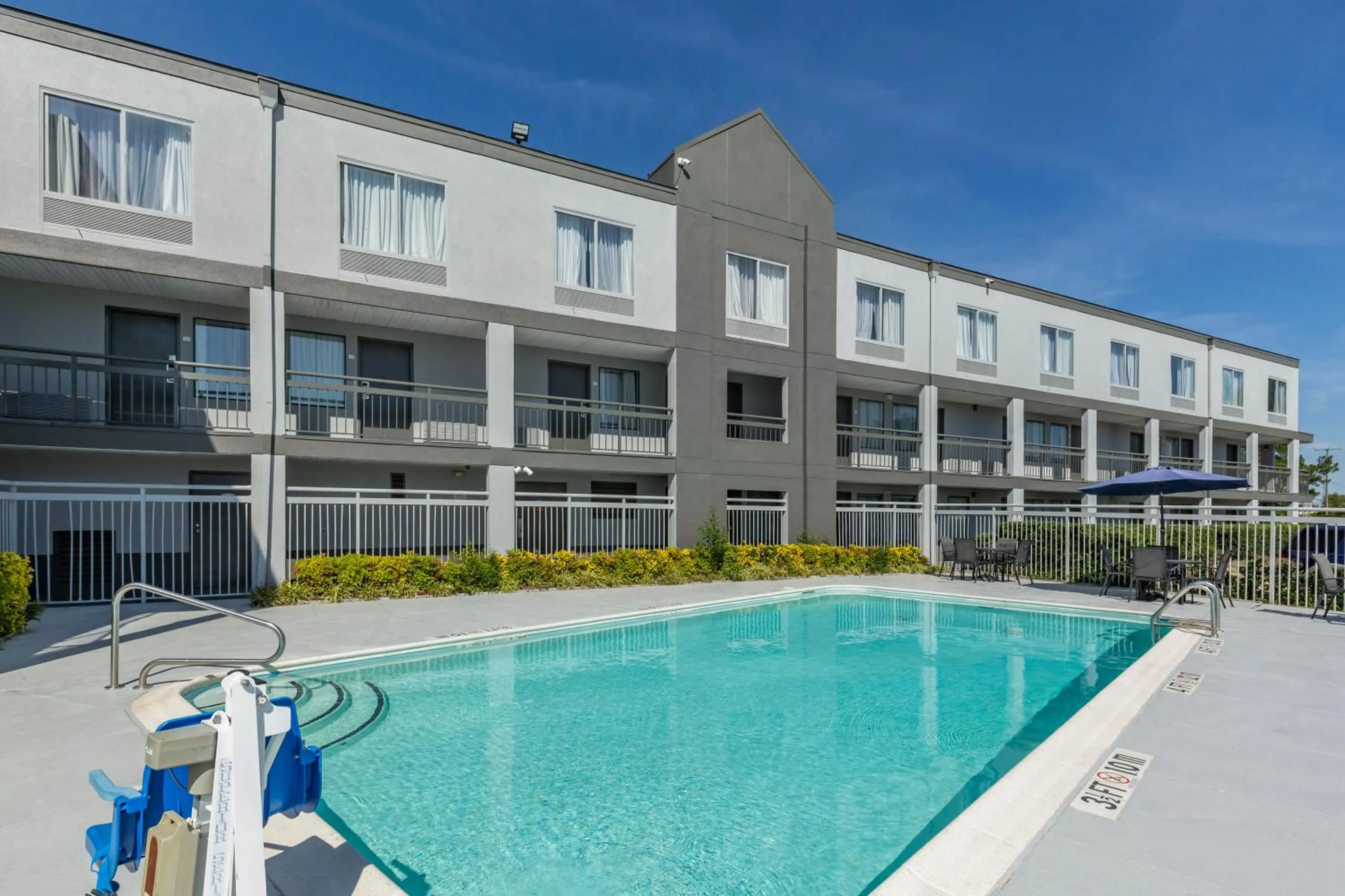 Swimming pool in Quality Inn Fayetteville near Fort Bragg
