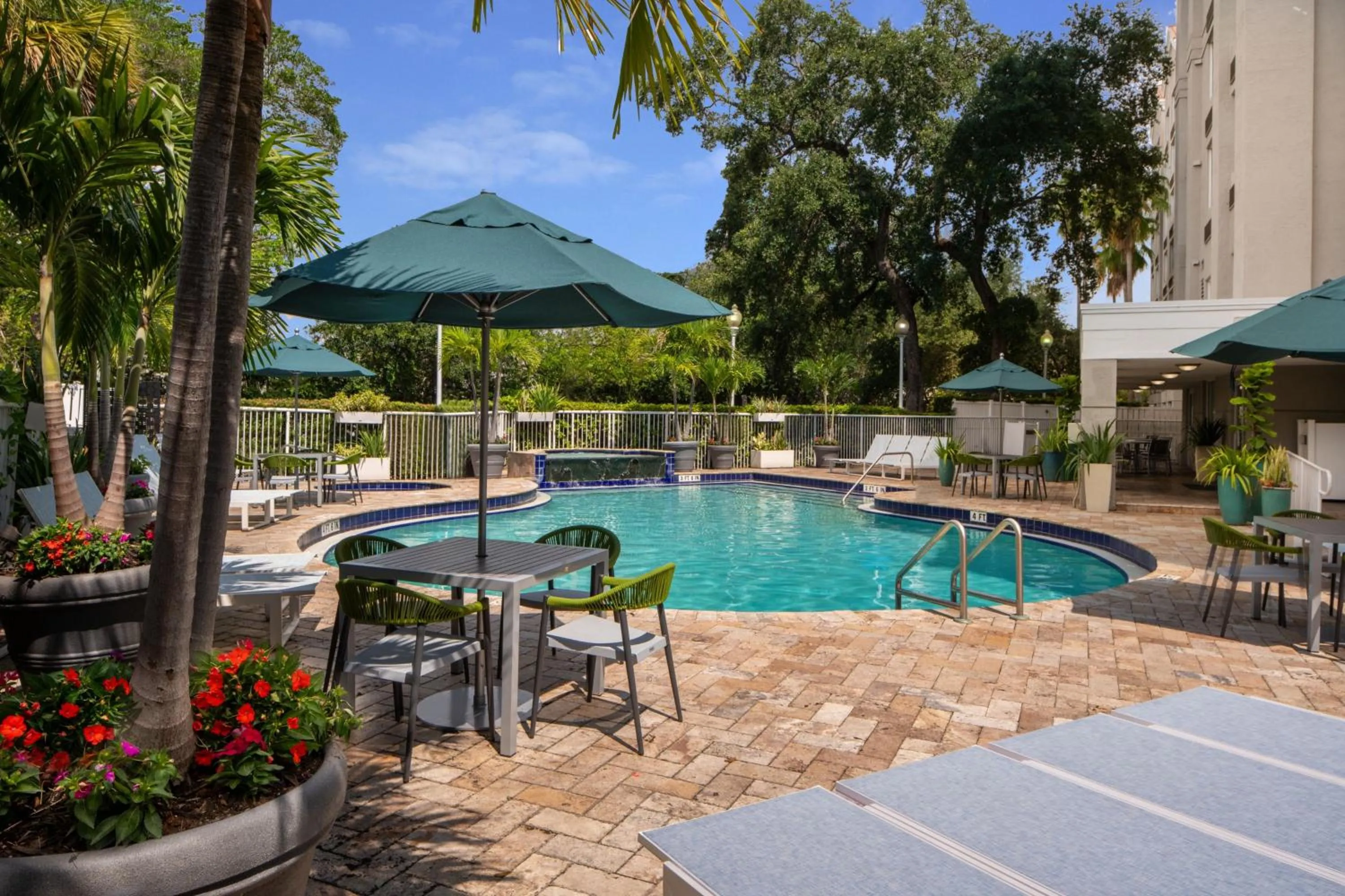 Swimming pool in SpringHill Suites Fort Lauderdale Airport
