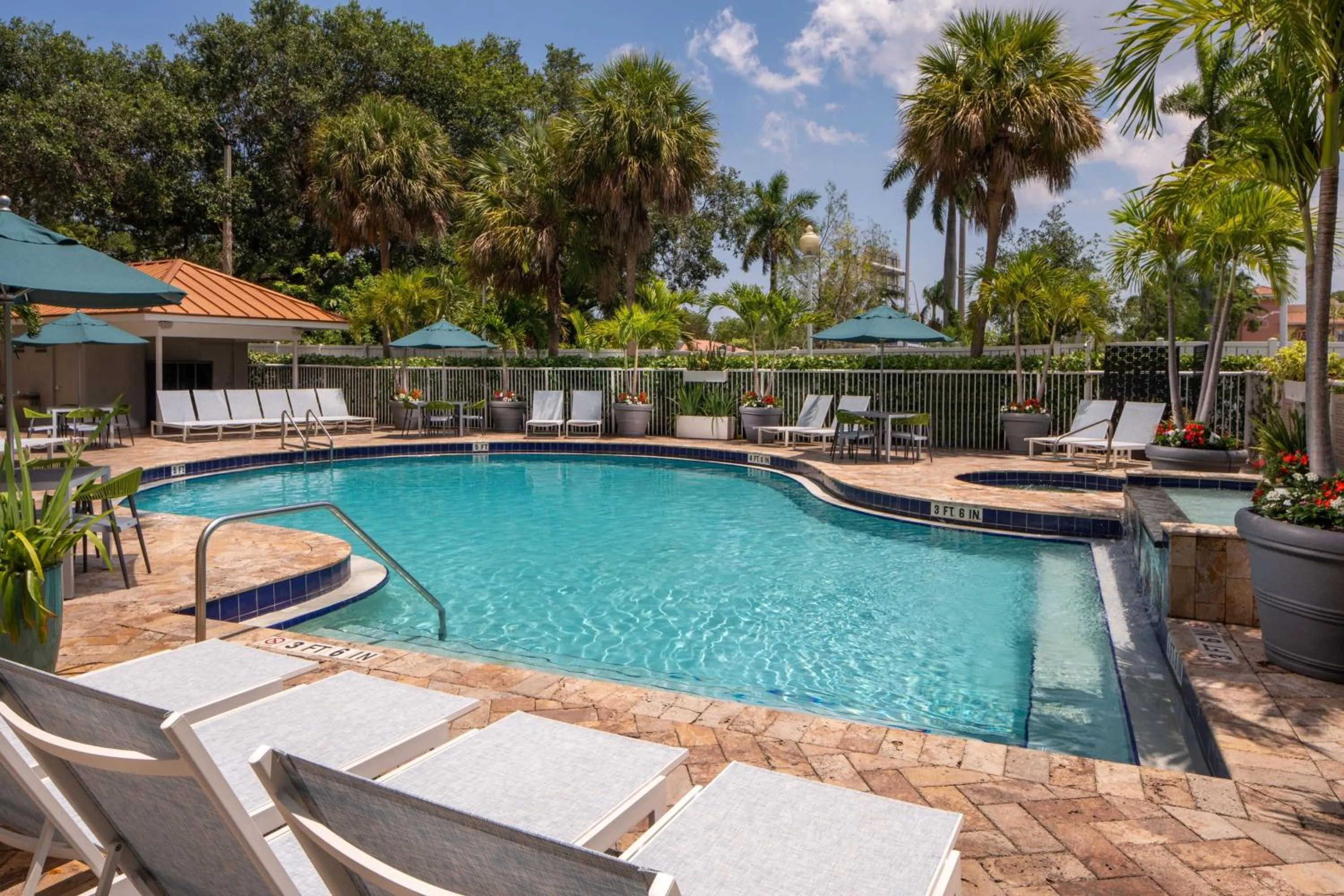 Swimming pool in SpringHill Suites Fort Lauderdale Airport