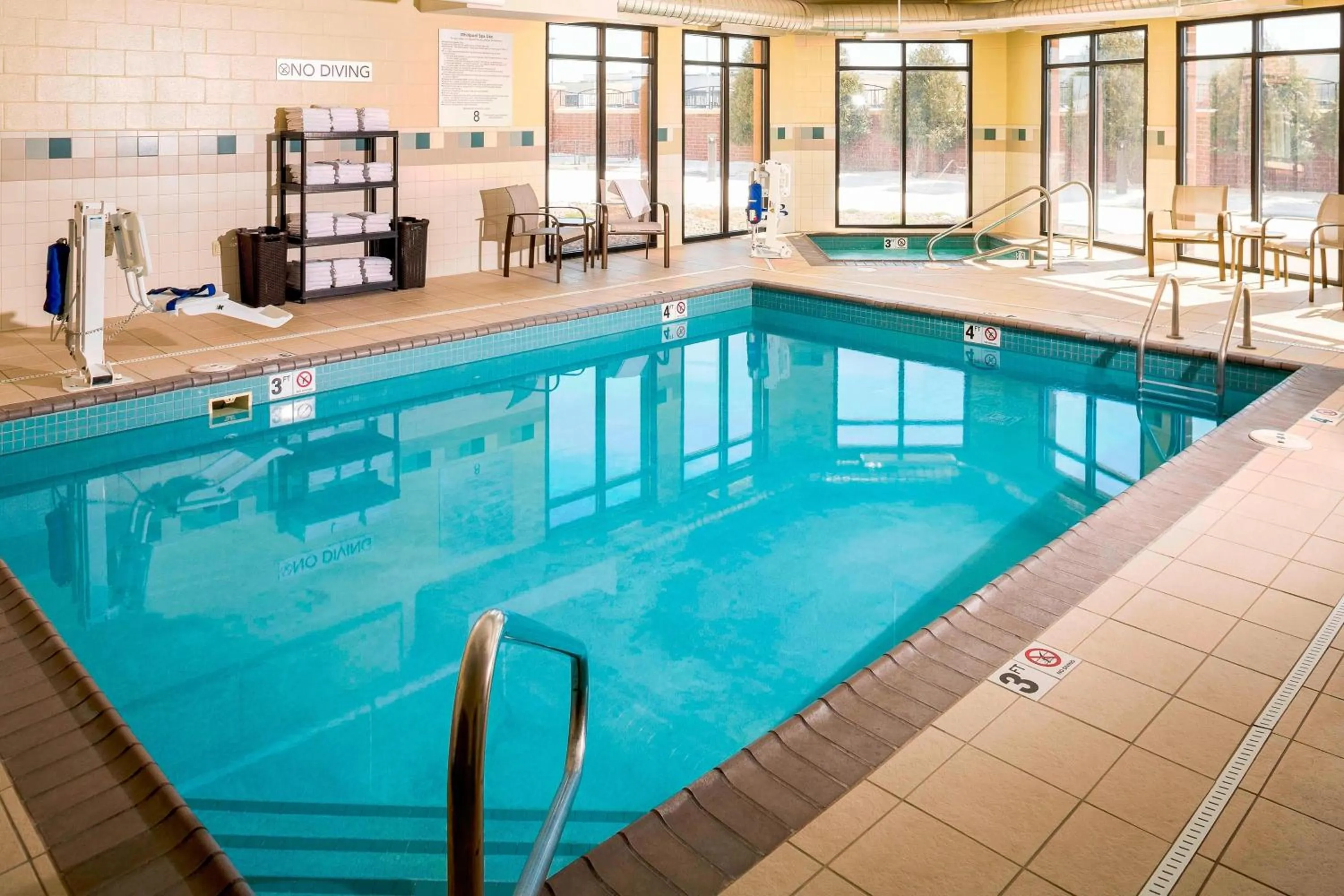 Swimming pool in Courtyard By Marriott Sioux Falls