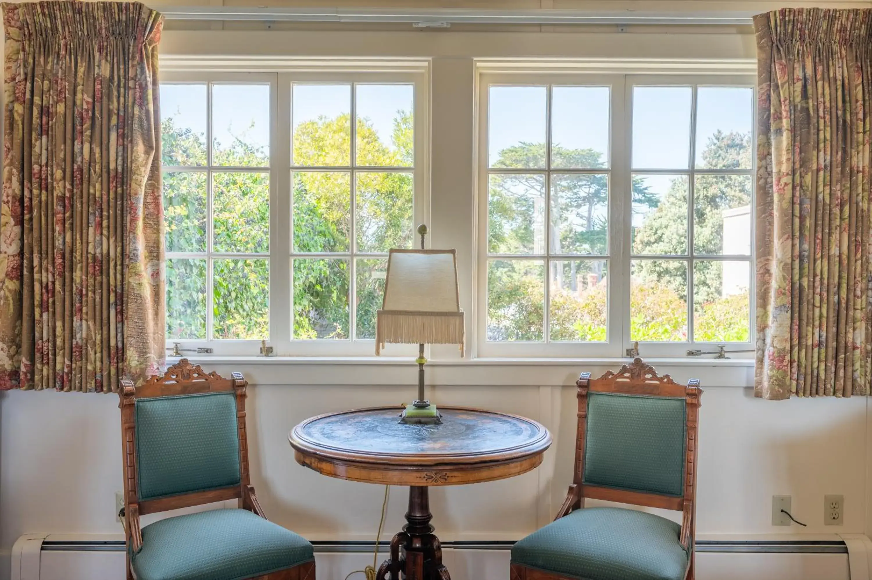 Queen Room with Garden View in Martine Inn Queen Room with Garden View in Martine Inn
