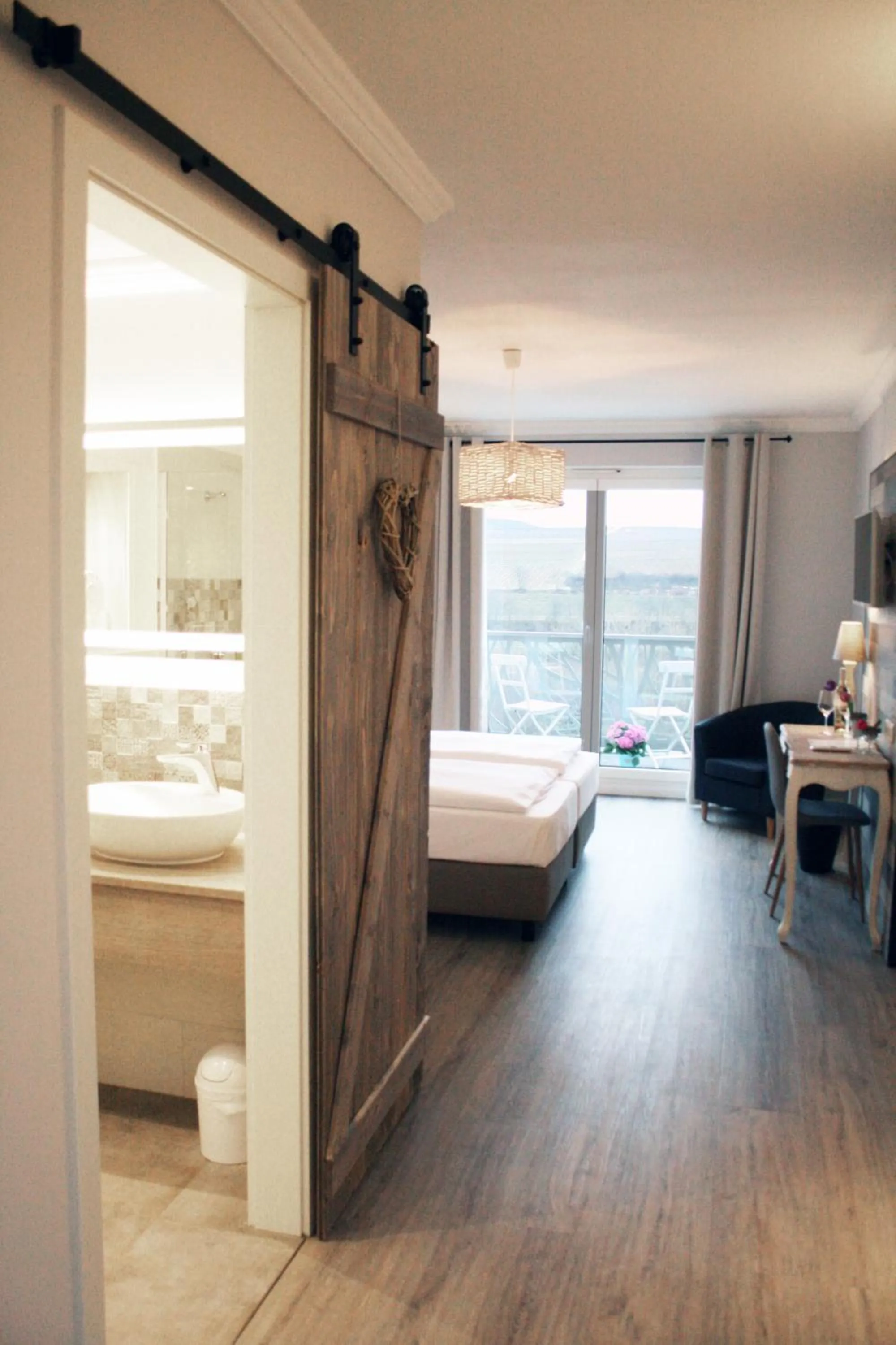 Bathroom, Bed in Winzerhotel Trautwein