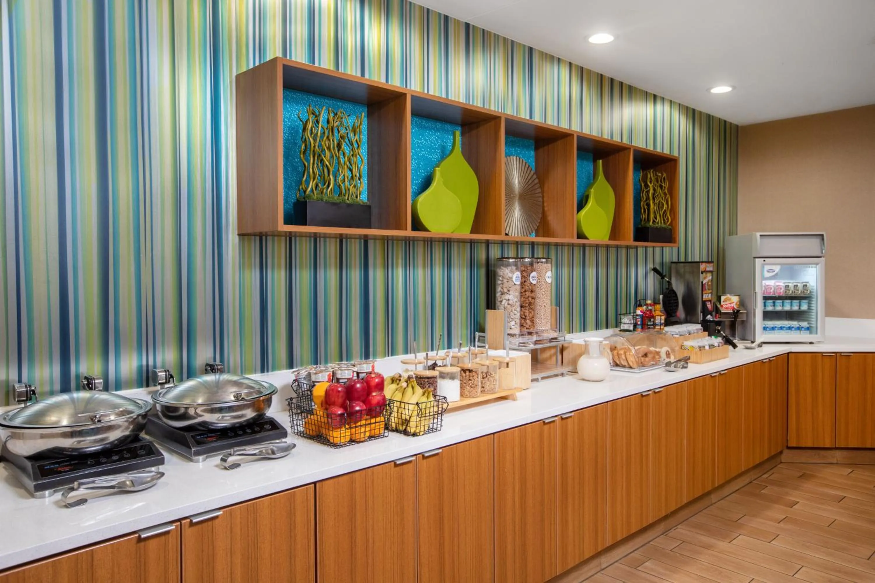 Breakfast in SpringHill Suites by Marriott Sioux Falls