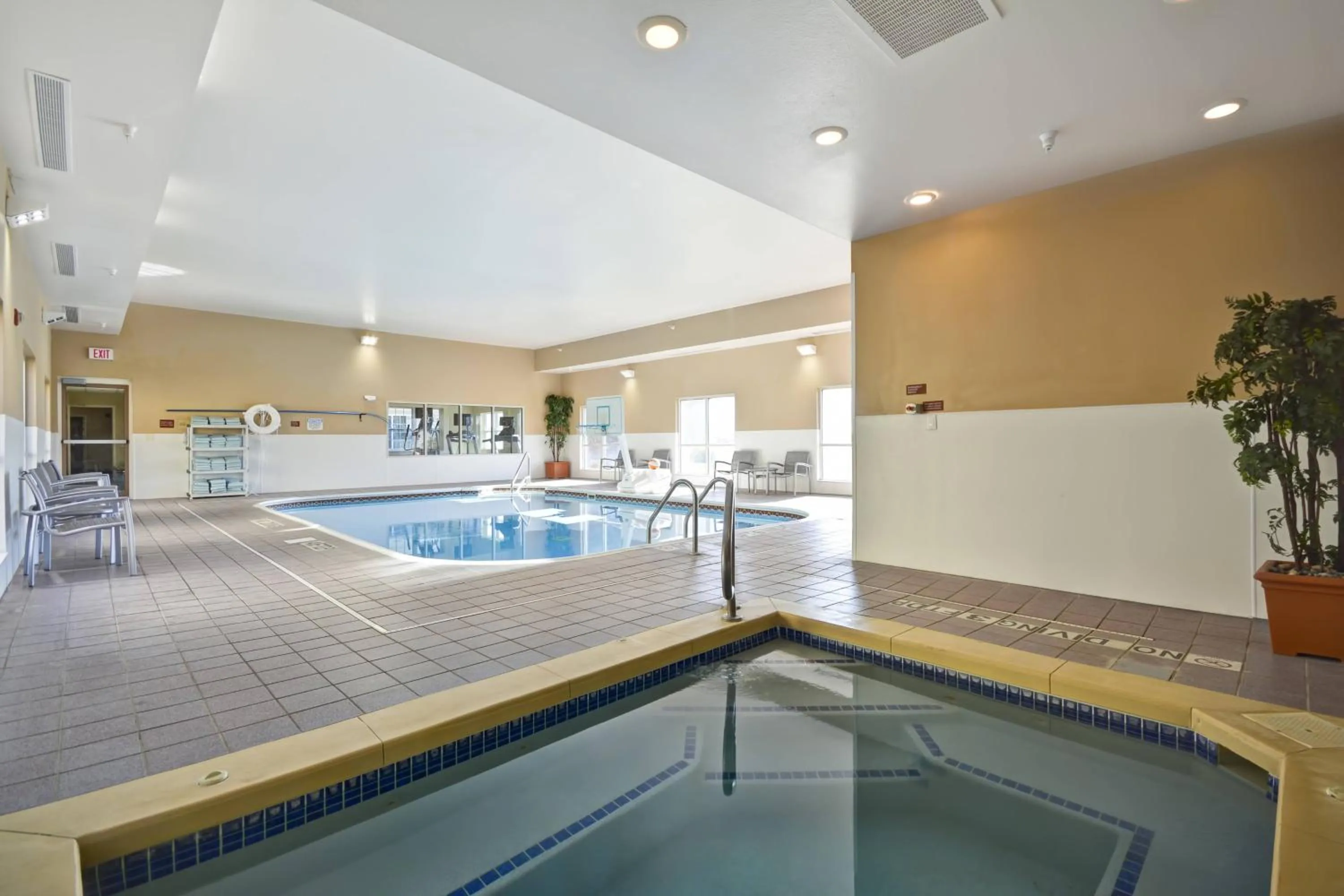 Swimming pool in TownePlace Suites Sioux Falls