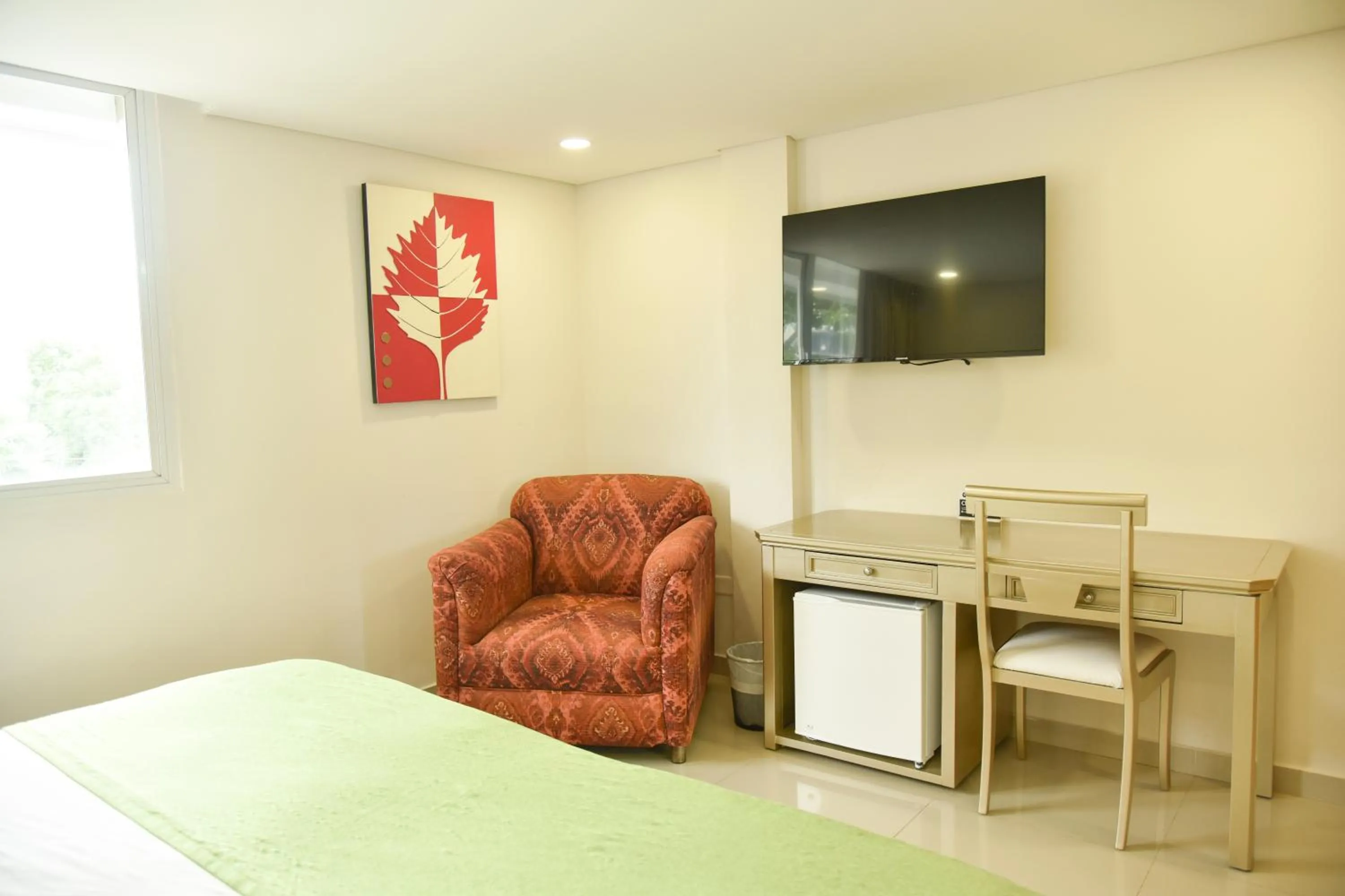 Communal lounge/ TV room, Bed in Hotel American Golf