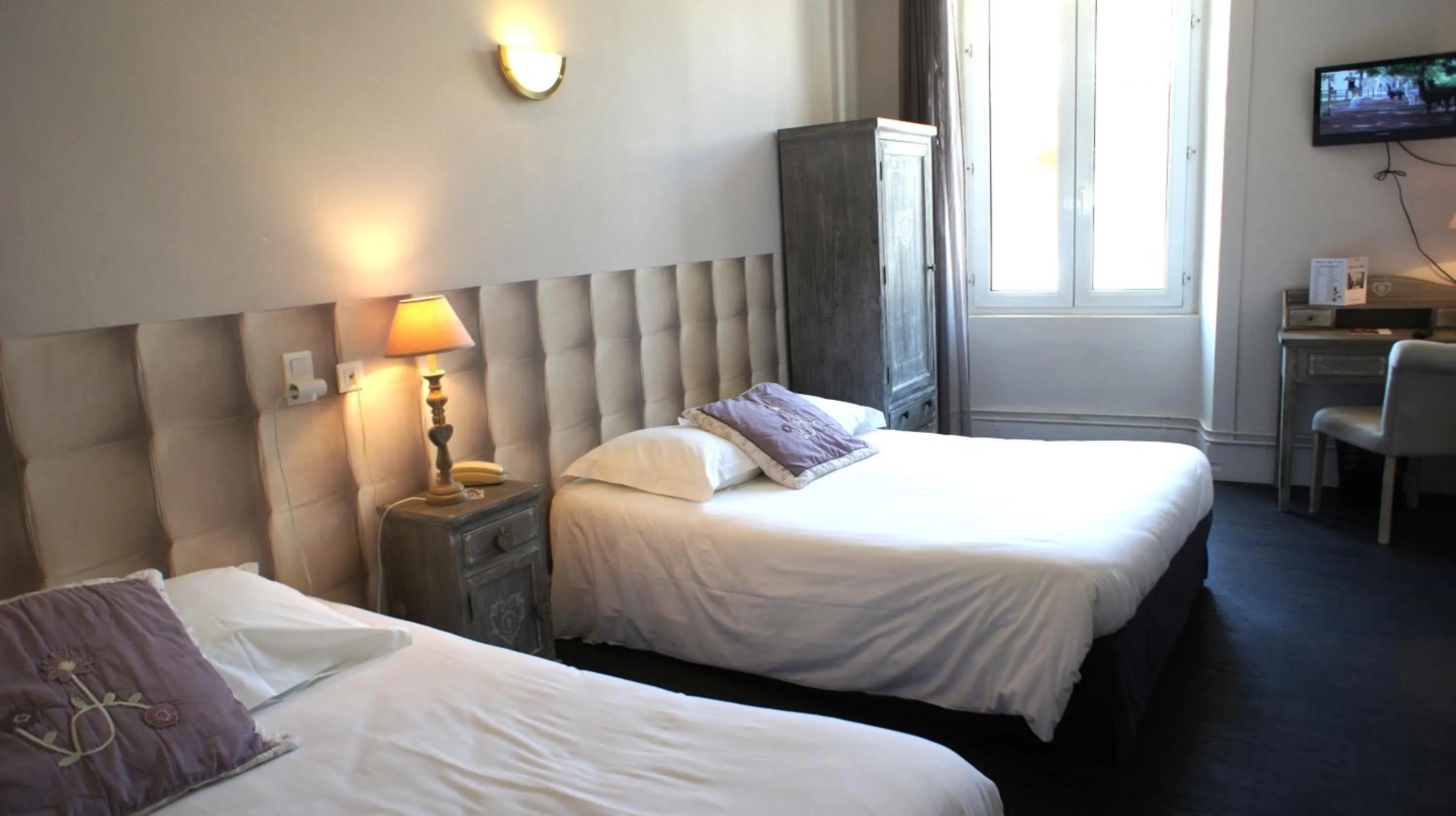 Photo of the whole room, Bed in Hotel des Alpes