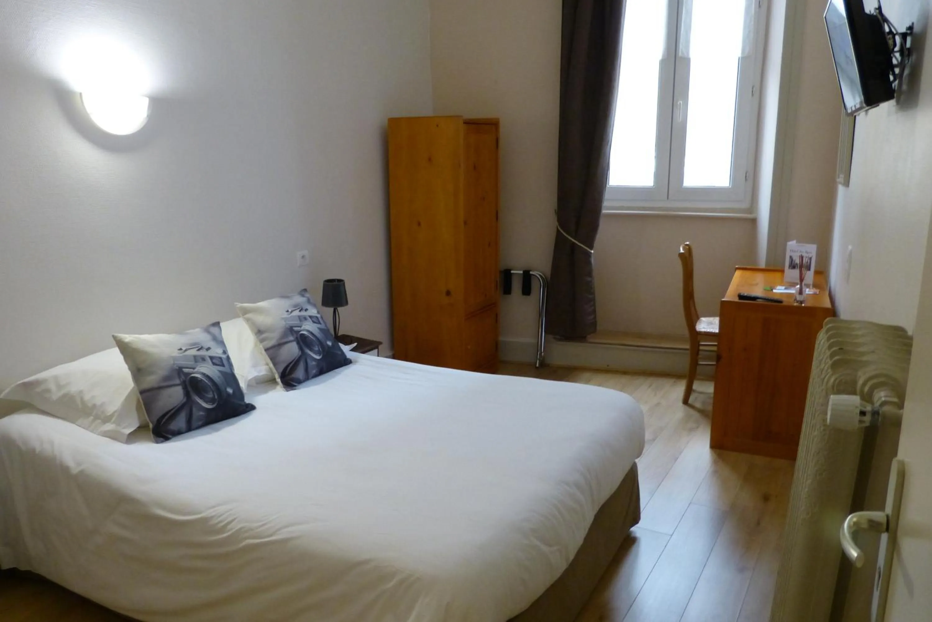 Photo of the whole room, Bed in Hotel des Alpes