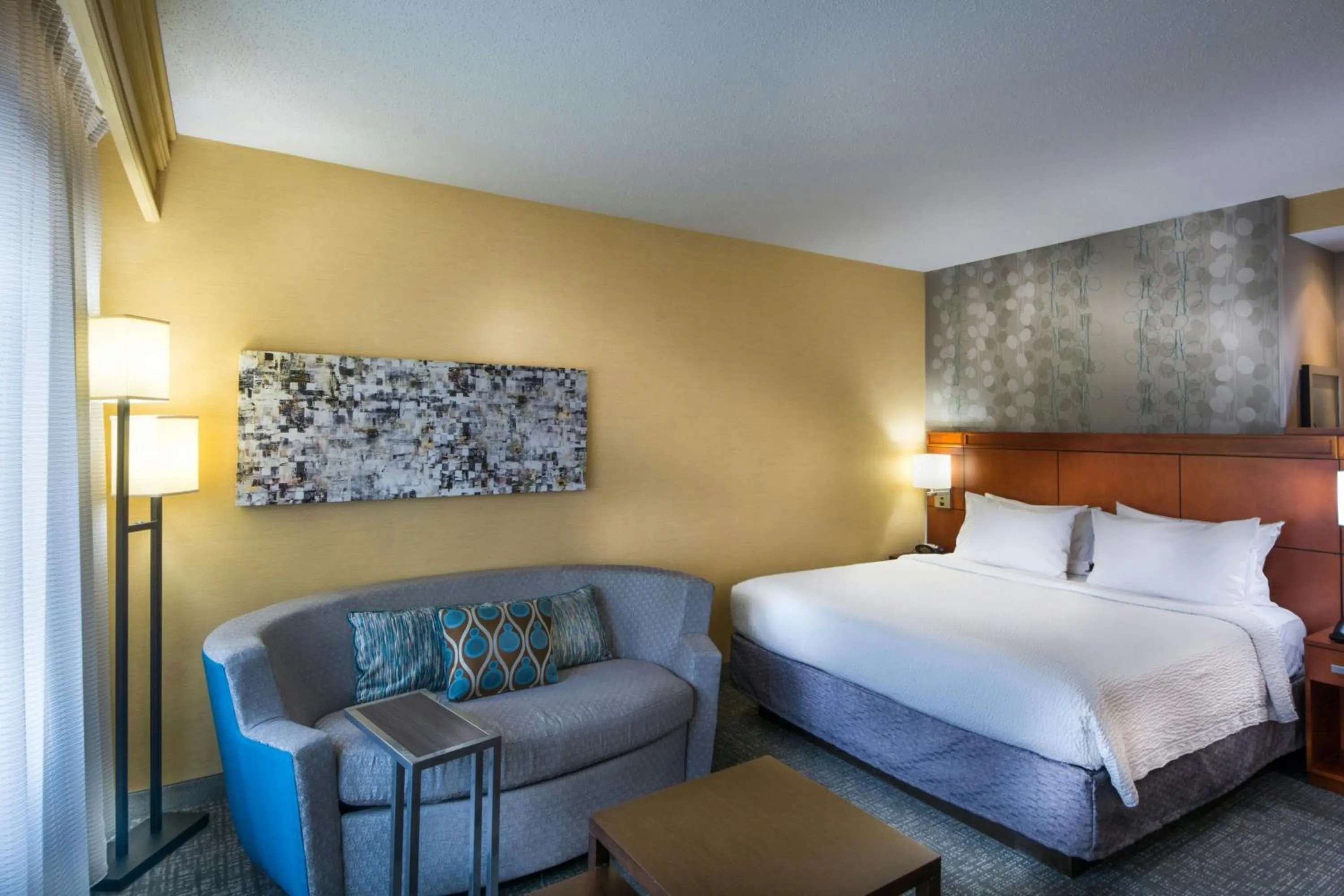 Photo of the whole room, Bed in Courtyard Greensboro Airport