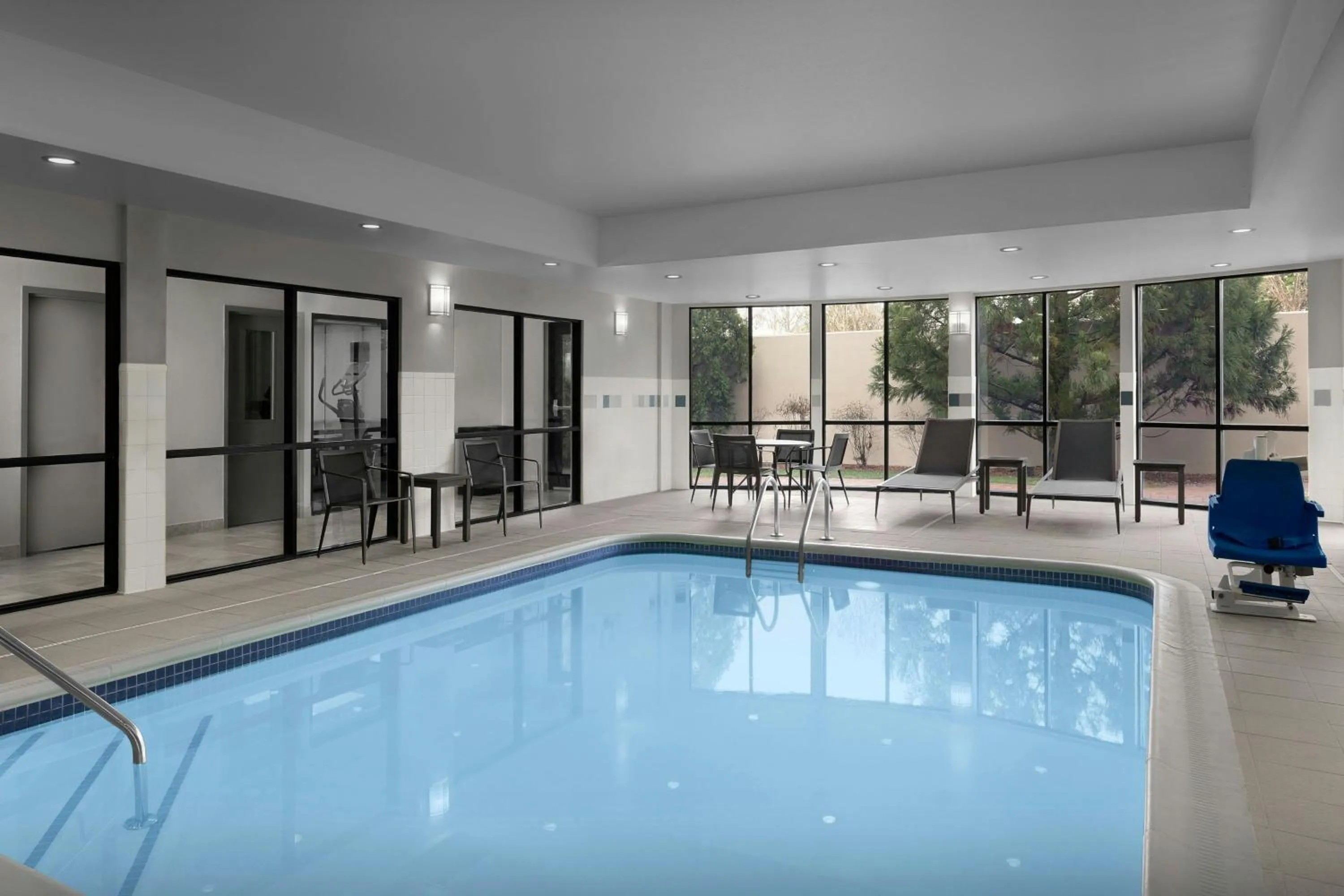 Swimming pool in Courtyard Greensboro Airport