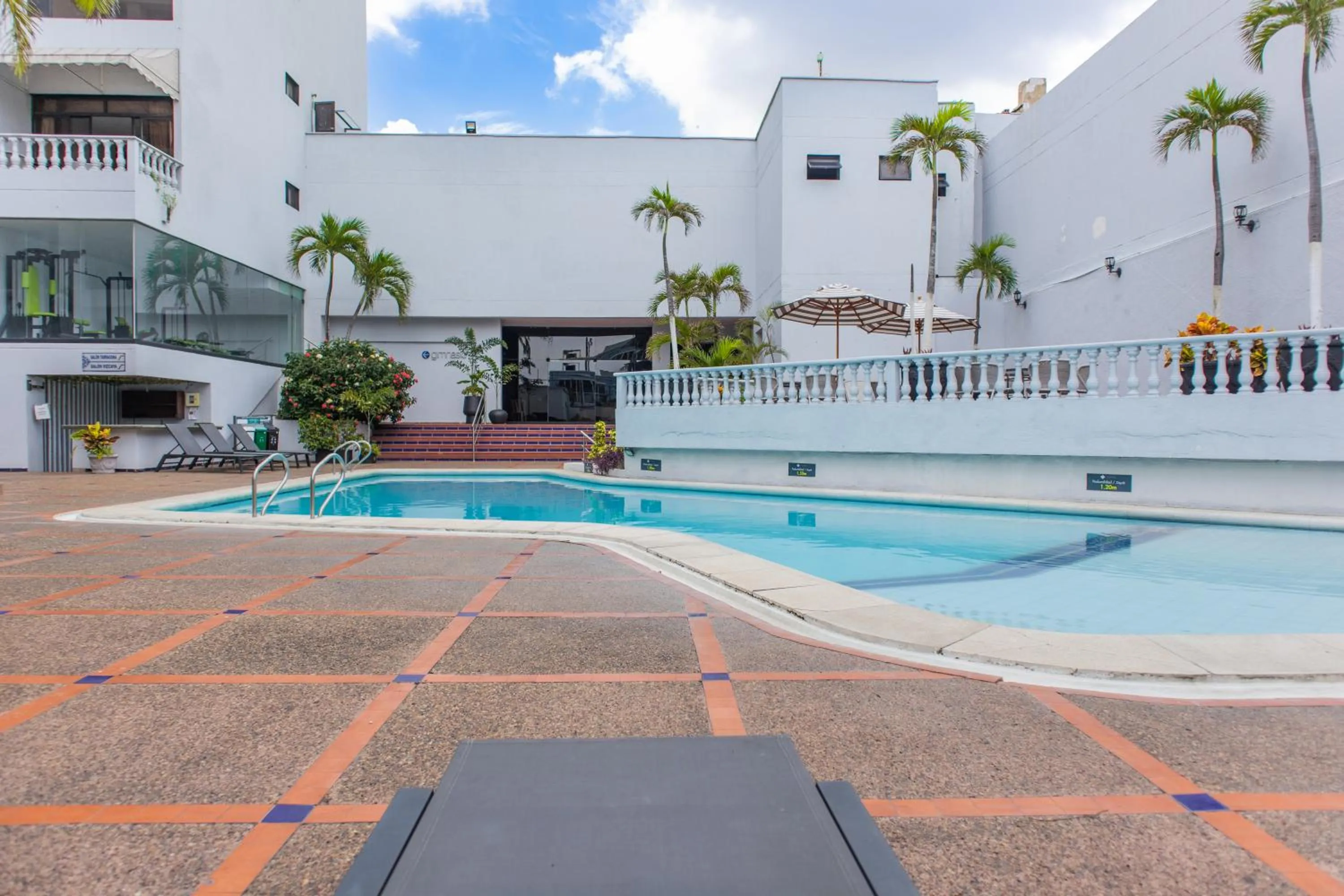 Swimming pool in Hotel Faranda Express Puerta Del Sol Barranquilla, A Member of Radisson Individuals