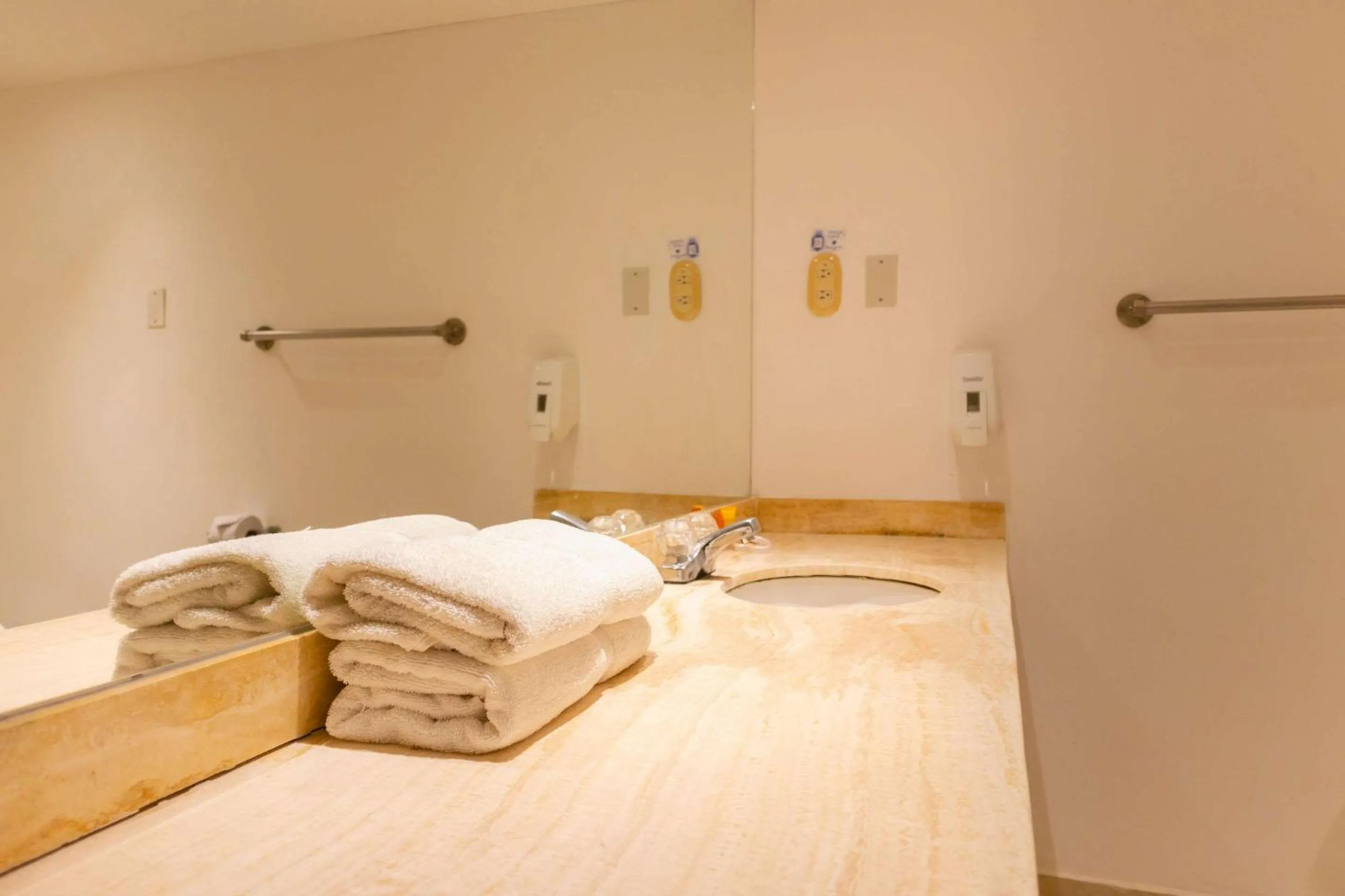 Bedroom, Bed in Hotel Faranda Express Puerta Del Sol Barranquilla, A Member of Radisson Individuals