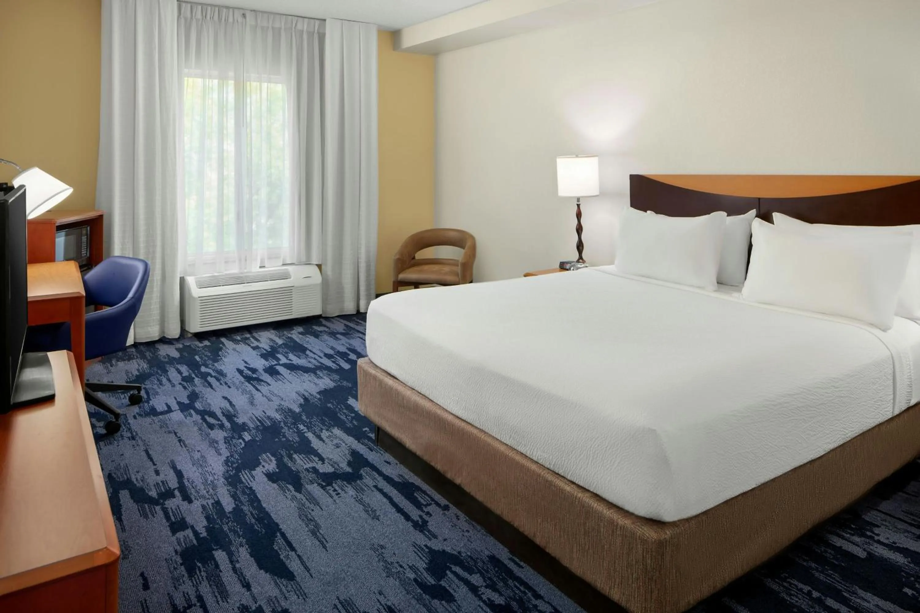 Photo of the whole room, Bed in Fairfield Inn & Suites by Marriott Carlisle