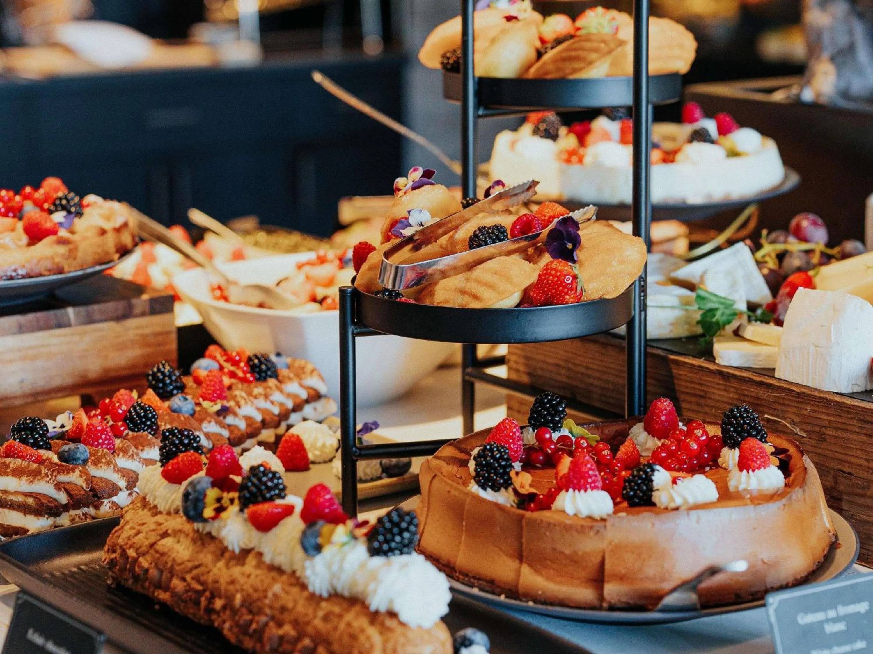 Restaurant/places to eat in Pullman Paris Tour Eiffel