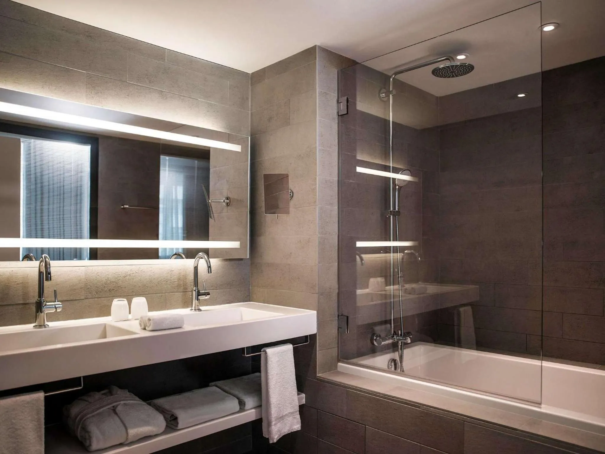 Shower in Pullman Paris Tour Eiffel