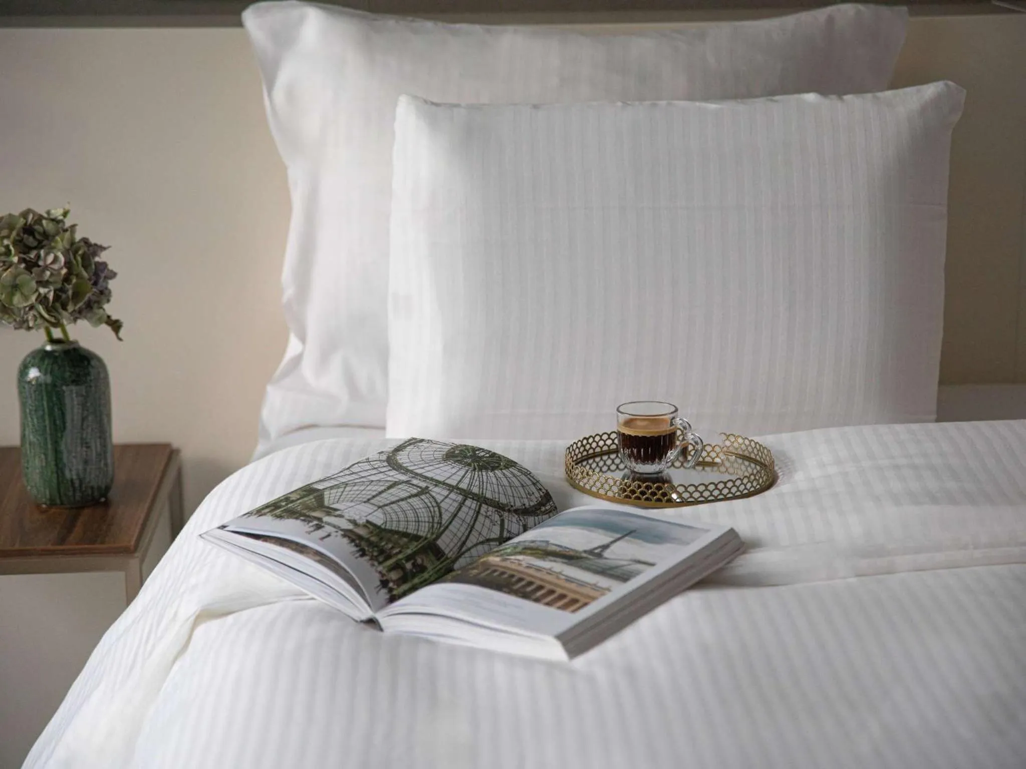 Bed in Pullman Paris Tour Eiffel