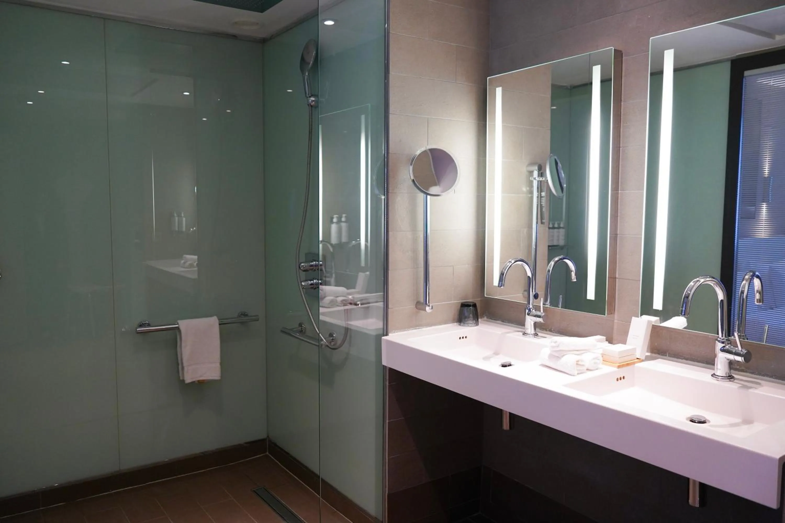 Bathroom in Pullman Paris Tour Eiffel