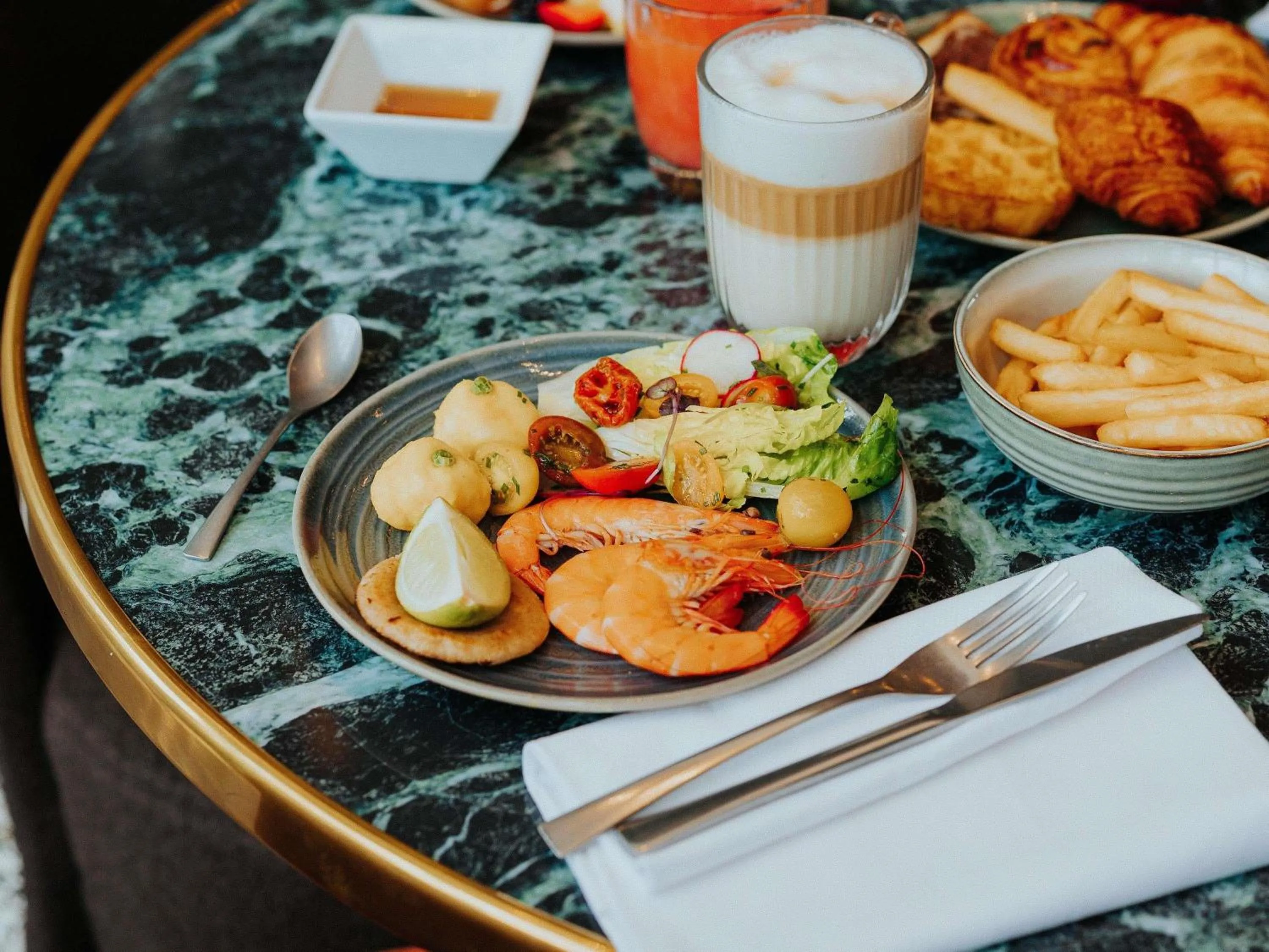 Restaurant/places to eat in Pullman Paris Tour Eiffel