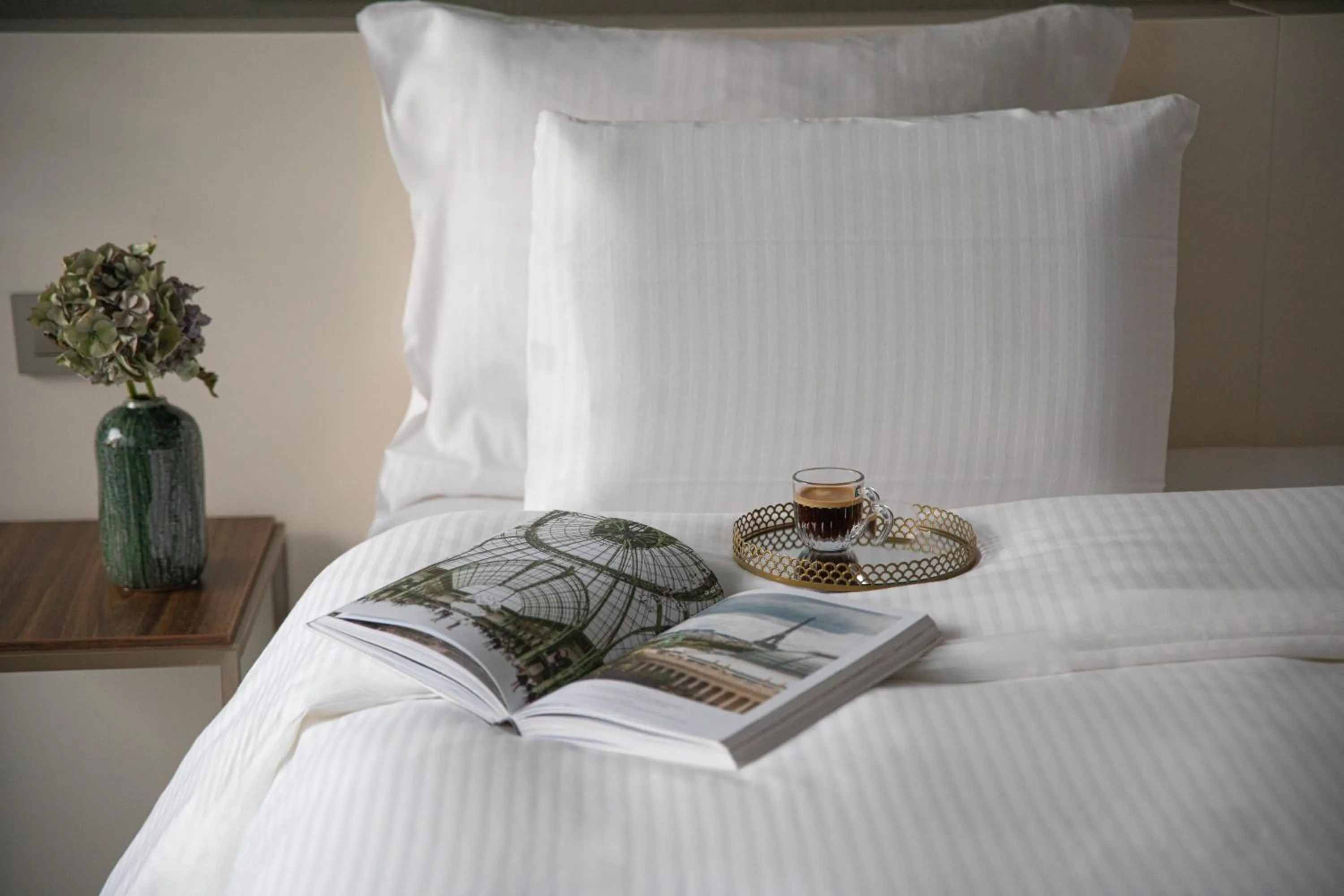 Bed in Pullman Paris Tour Eiffel