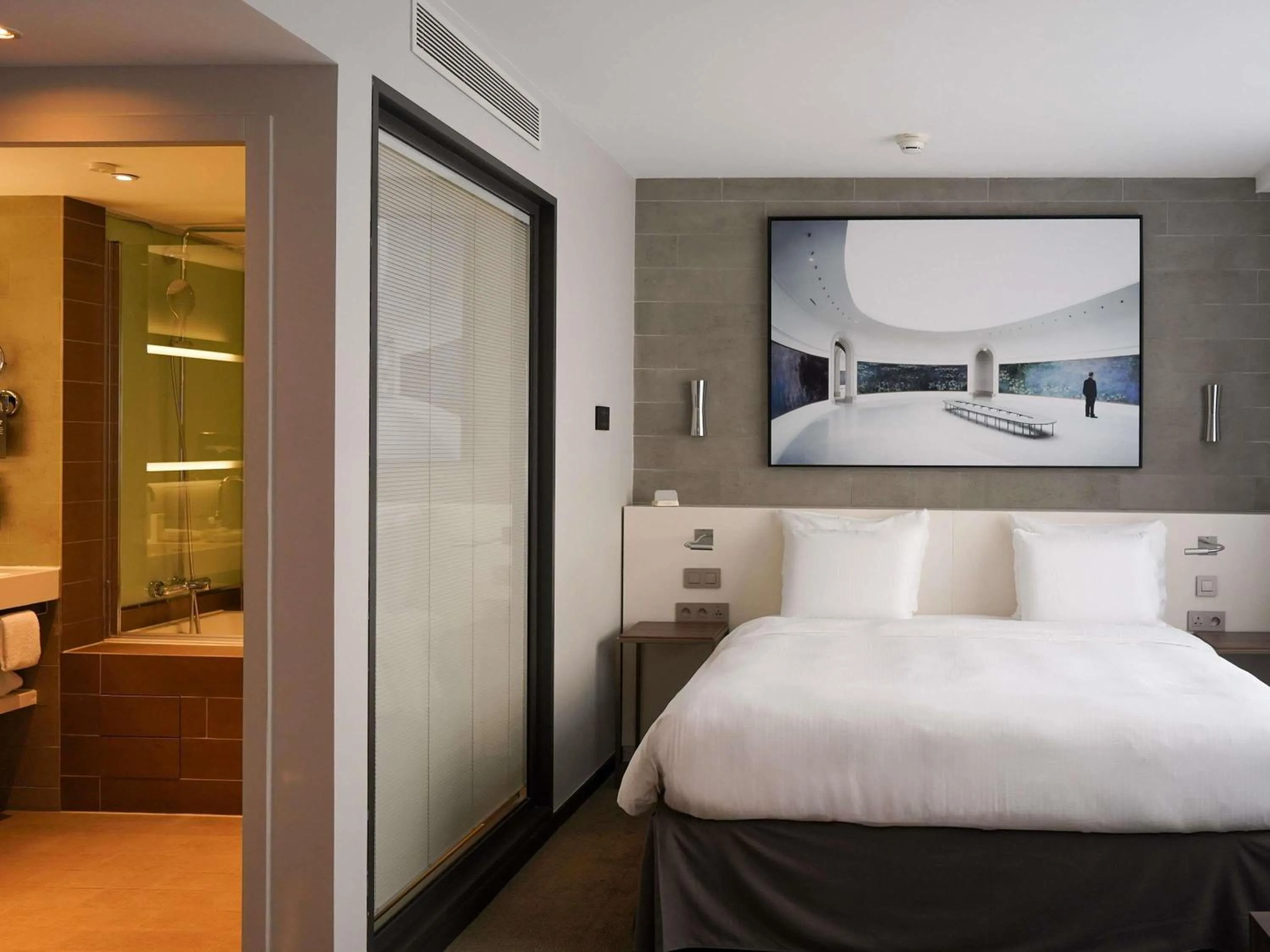 Bedroom, Bed in Pullman Paris Tour Eiffel