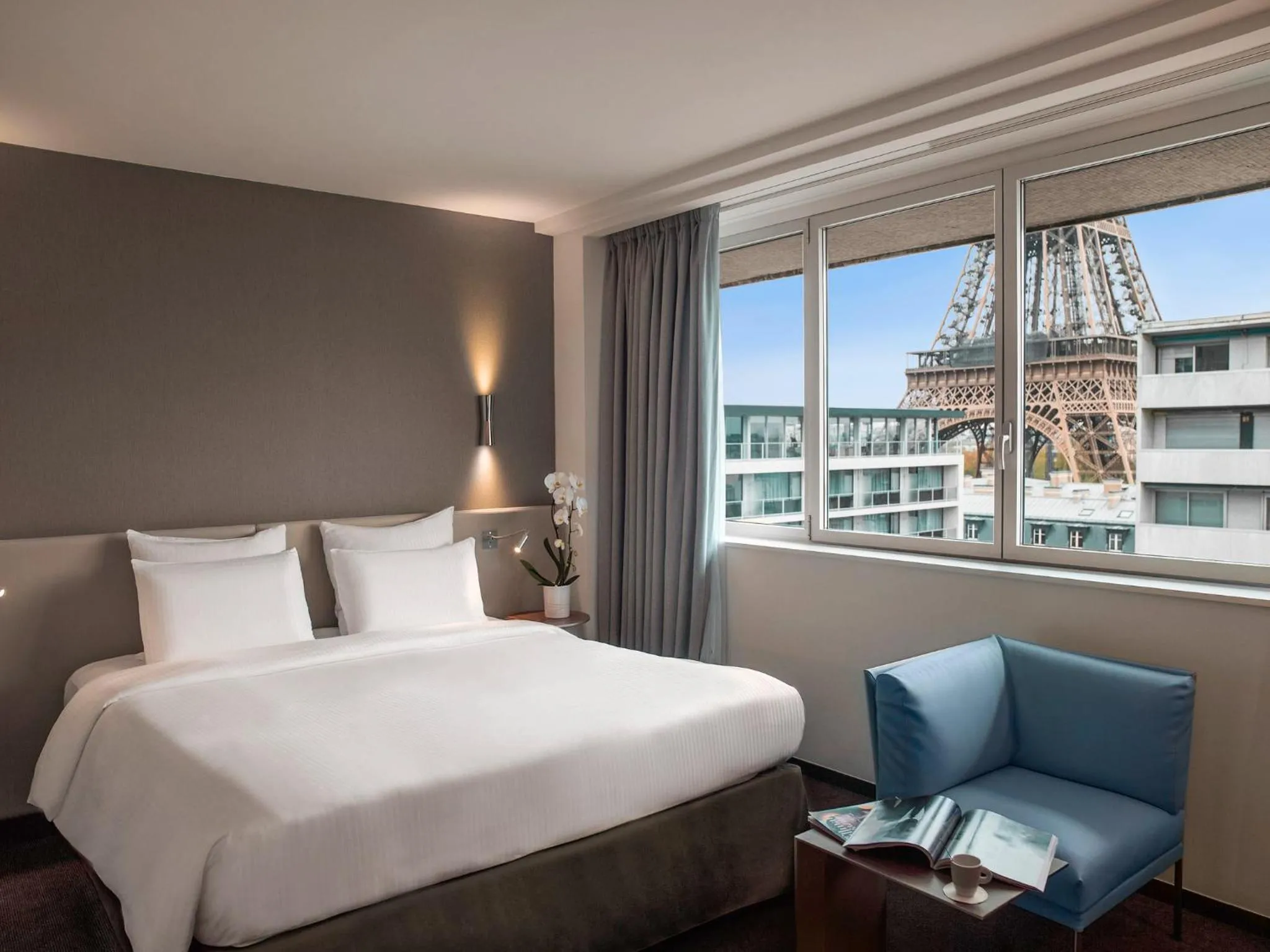 Bed in Pullman Paris Tour Eiffel