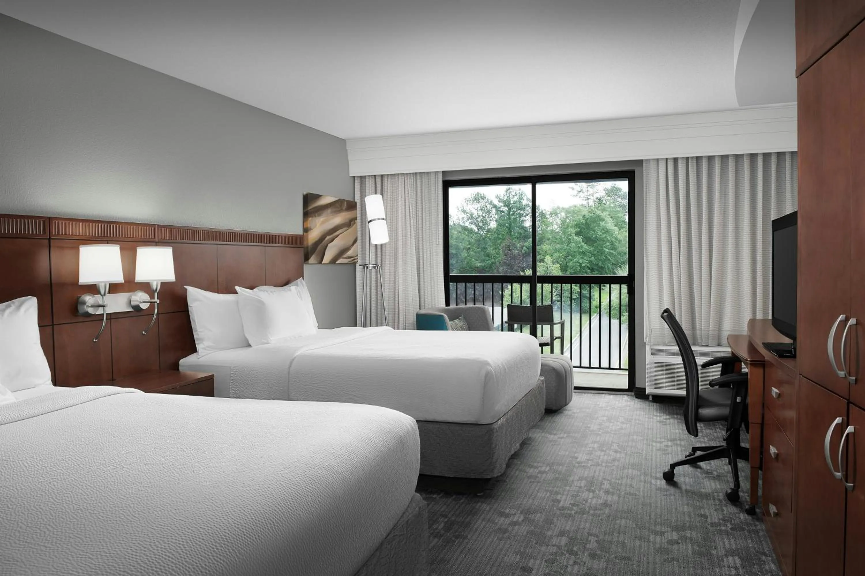 Photo of the whole room, Bed in Courtyard by Marriott Hattiesburg