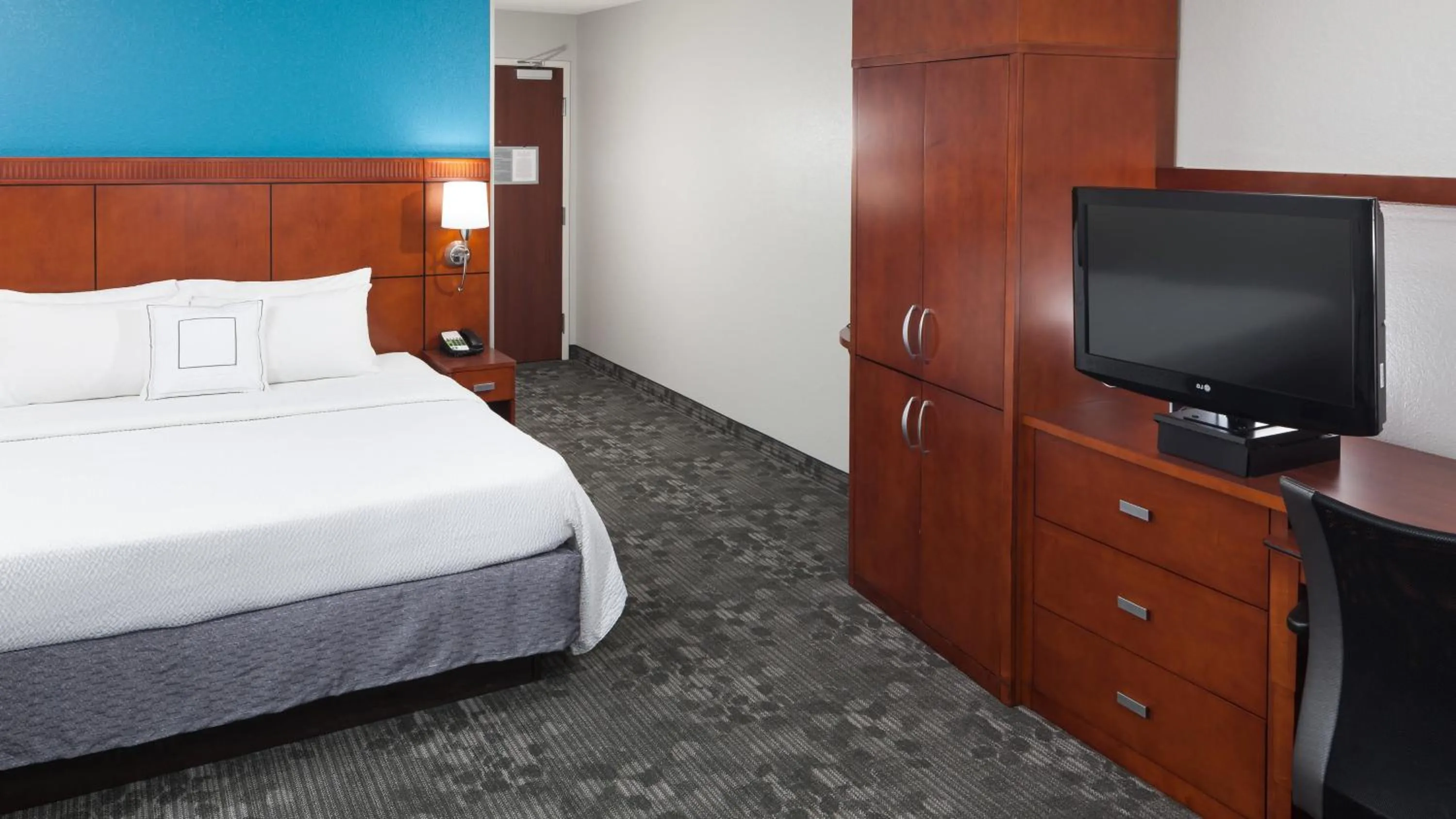 Guests, Bed in Courtyard by Marriott Hattiesburg