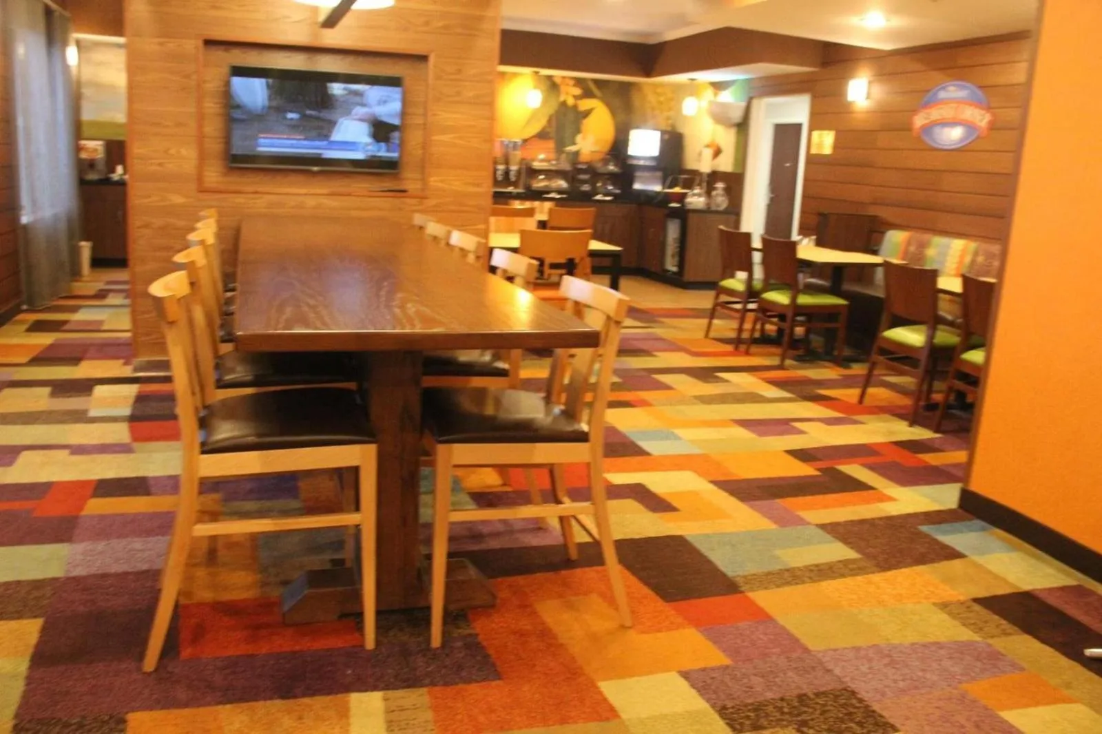 Communal lounge/ TV room in Baymont by Wyndham Chambersburg