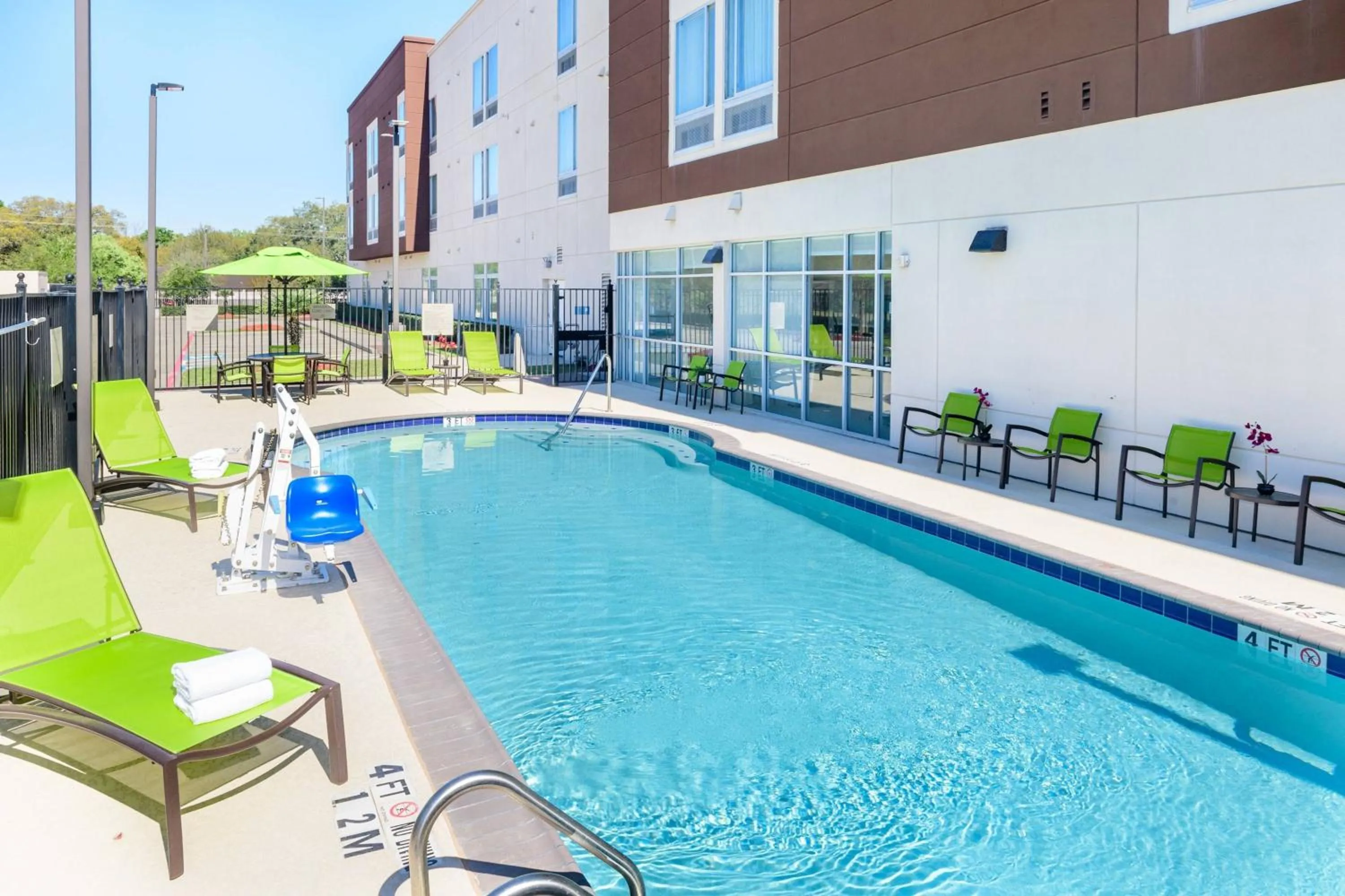 Swimming pool in SpringHill Suites Houston Pearland