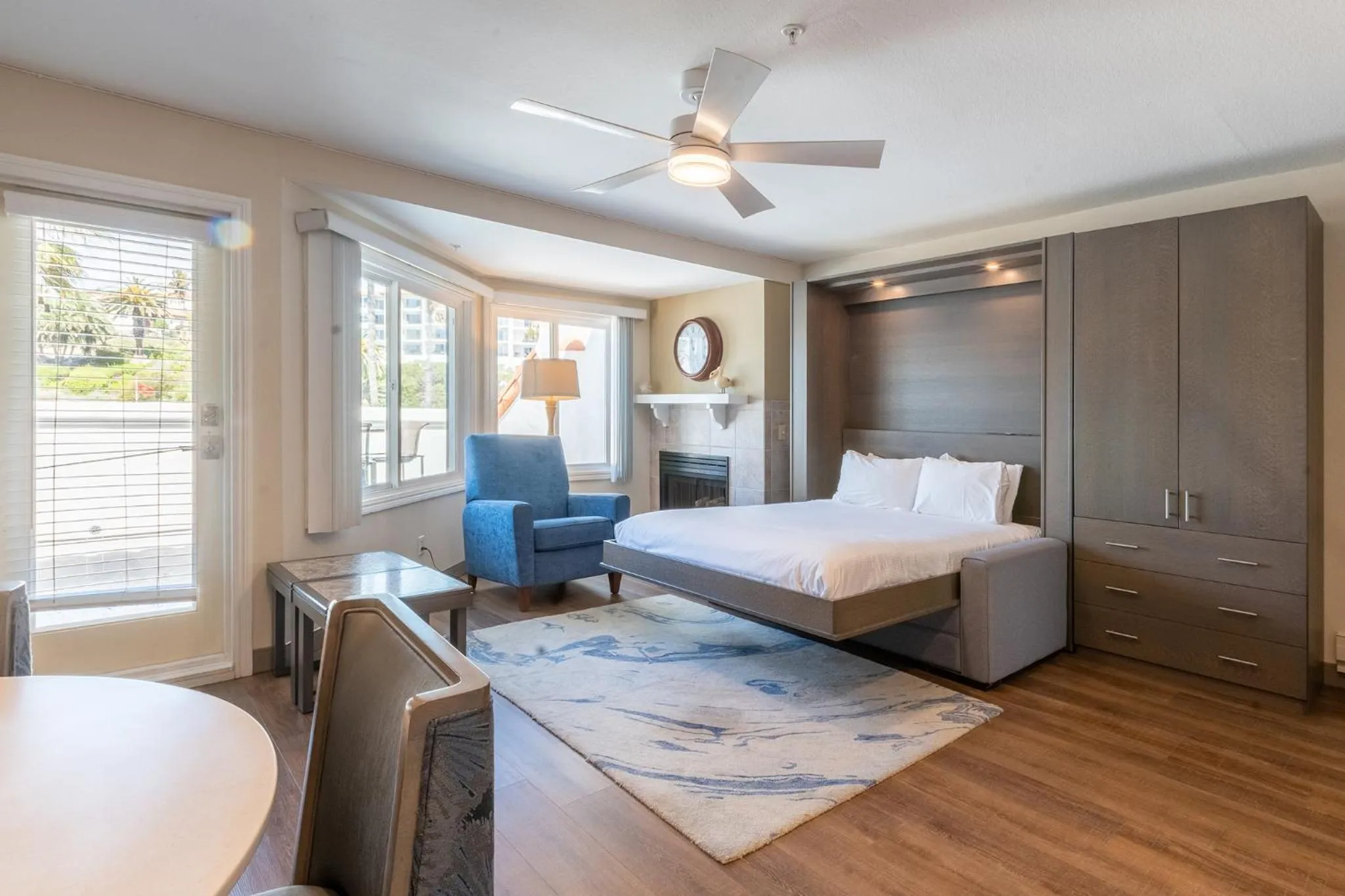 Living room, Bed in San Clemente Cove Resort